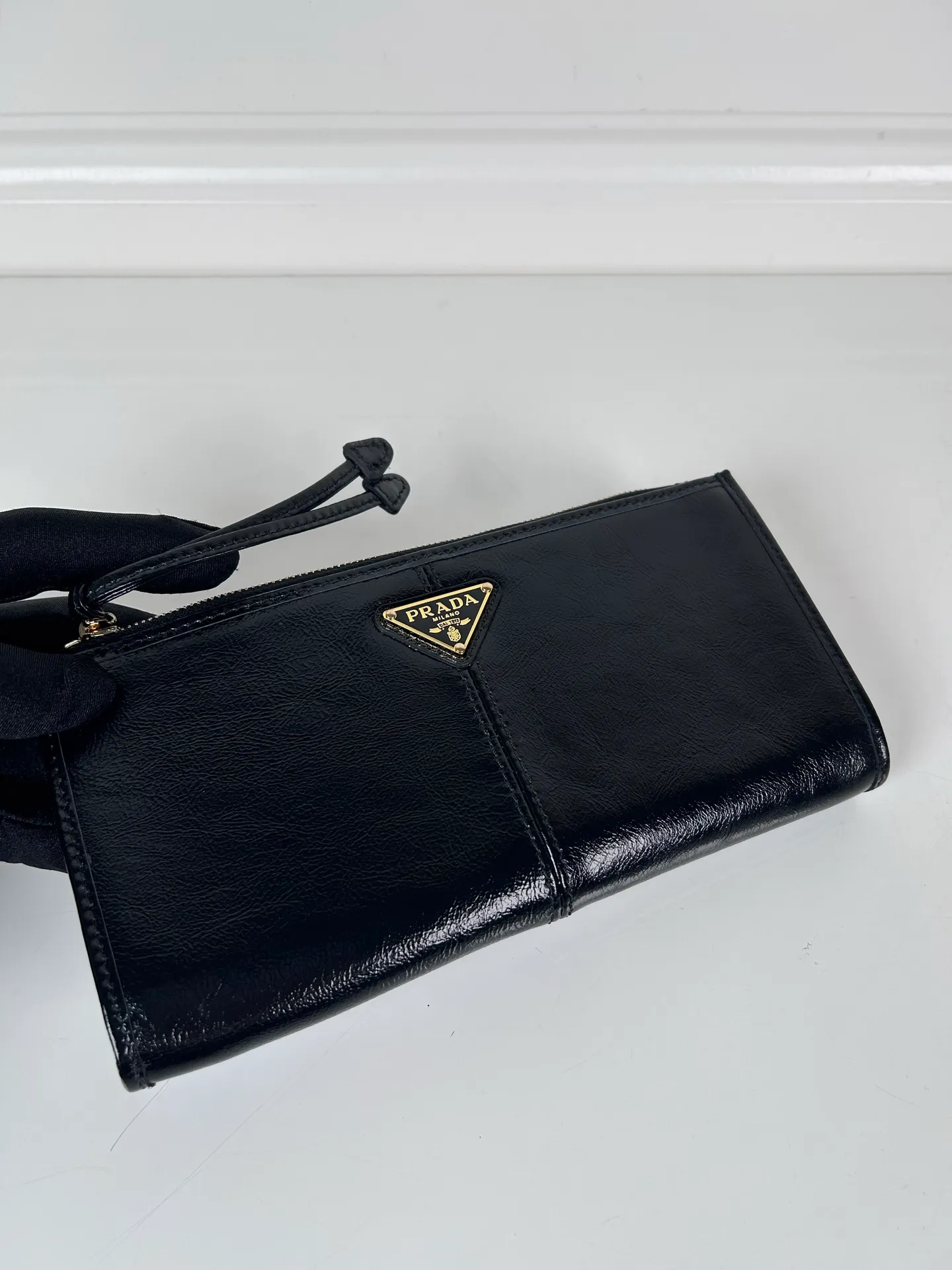 💰520, P Home ➡️Unisex pouch bag, this pouch is simple and exquisite, made of imported wax leather, with triangular metal logo and zipper closure. Model: 1MB051, size 20cm*10cm, 2 card slots, 1 leather lining