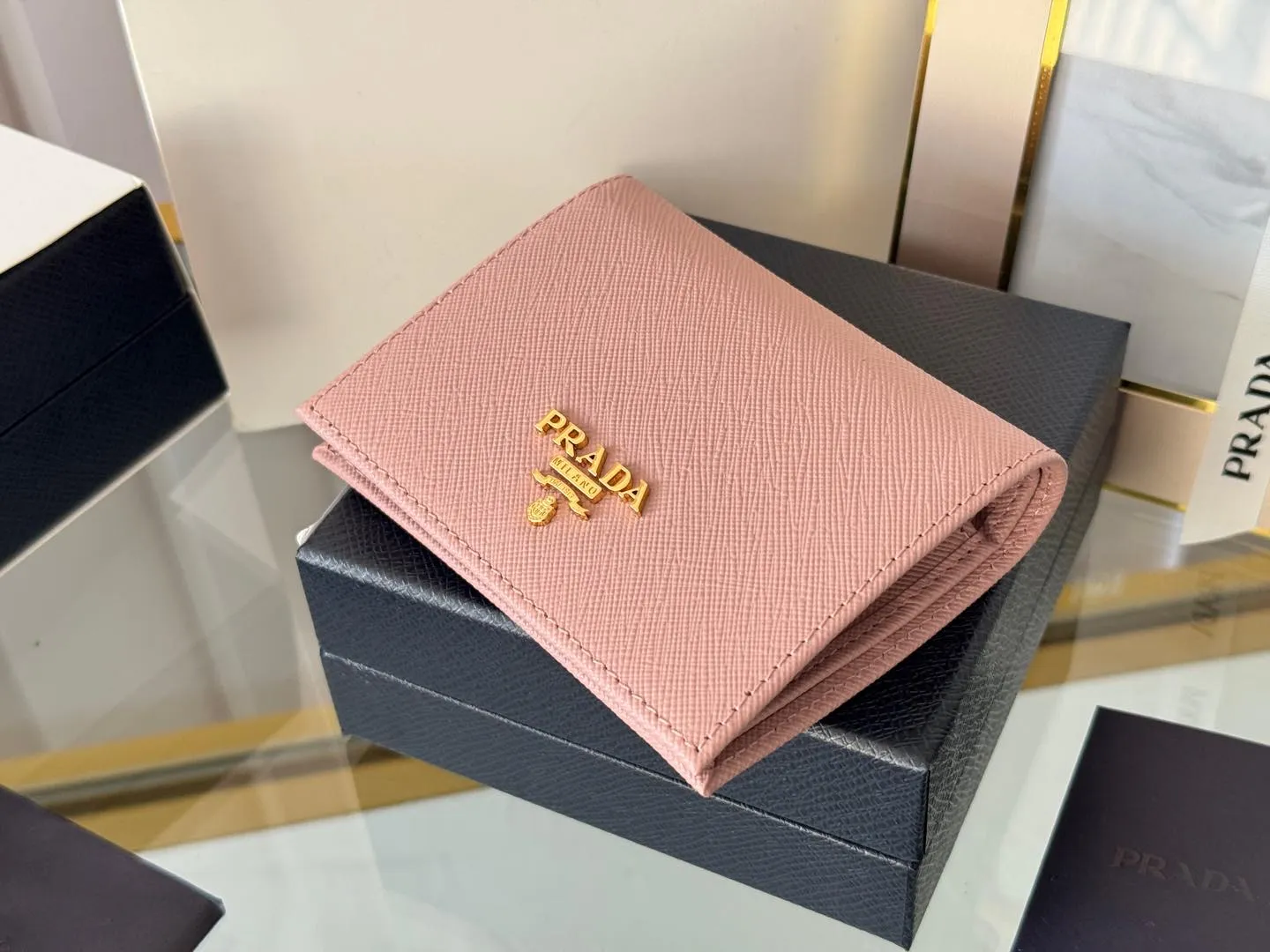 Prada women's two-fold short clip, with coin pocket and coin pocket. Model 1M0204, cross-grain cowhide. Size: 11.2x9.5cm. Simple and practical to enhance personal taste.