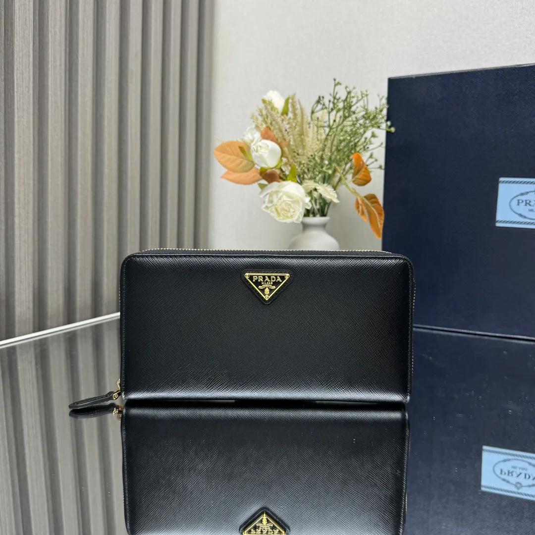 P600 [Top original order] PRADA's new single zipper wallet💼The latest counter with the same color logo, classic, simple and fashionable, official website synchronization, genuine development, model 1ML506, color: black/same color logo, inner code 164 OEM code💋 Italy's top original single cross-grain cowhide texture is excellent, imported thread lining, imported same color hardware logo accessories! The exquisite wiring is even and neat, the workmanship is exquisite, and the quality is comparable to the original product🏅️🏅️🏅️Dimensions: 20cm long and 10.3cm high