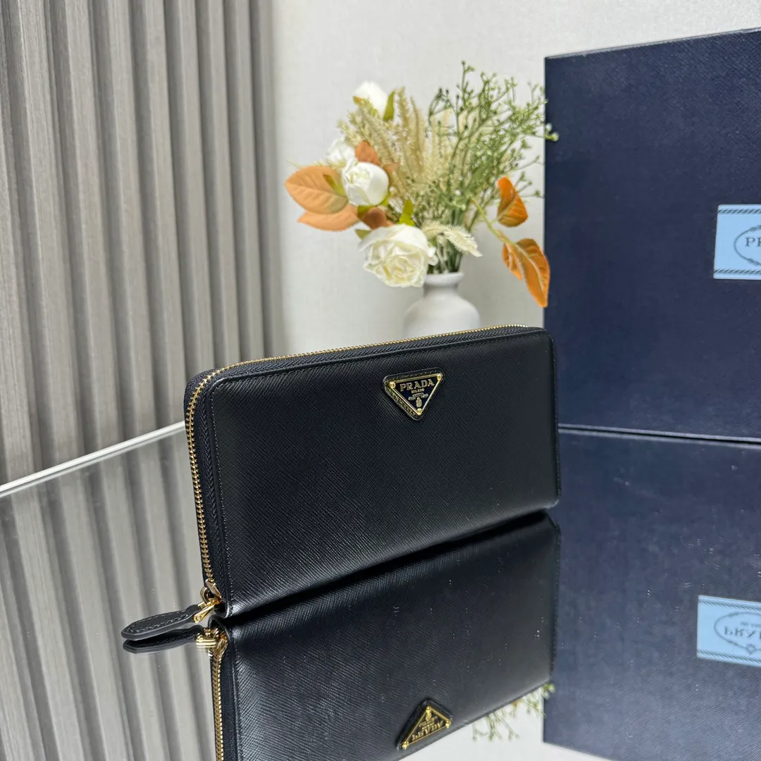 P600 [Top original order] PRADA's new single zipper wallet💼The latest counter with the same color logo, classic, simple and fashionable, official website synchronization, genuine development, model 1ML506, color: black/same color logo, inner code 164 OEM code💋 Italy's top original single cross-grain cowhide texture is excellent, imported thread lining, imported same color hardware logo accessories! The exquisite wiring is even and neat, the workmanship is exquisite, and the quality is comparable to the original product🏅️🏅️🏅️Dimensions: 20cm long and 10.3cm high