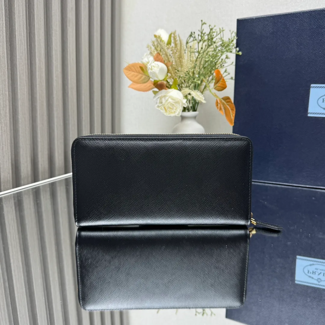 P600 [Top original order] PRADA's new single zipper wallet💼The latest counter with the same color logo, classic, simple and fashionable, official website synchronization, genuine development, model 1ML506, color: black/same color logo, inner code 164 OEM code💋 Italy's top original single cross-grain cowhide texture is excellent, imported thread lining, imported same color hardware logo accessories! The exquisite wiring is even and neat, the workmanship is exquisite, and the quality is comparable to the original product🏅️🏅️🏅️Dimensions: 20cm long and 10.3cm high