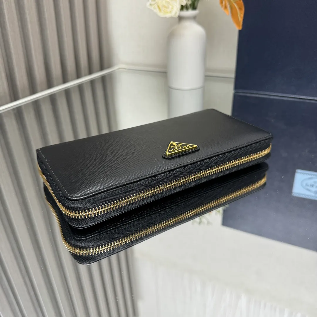 P600 [Top original order] PRADA's new single zipper wallet💼The latest counter with the same color logo, classic, simple and fashionable, official website synchronization, genuine development, model 1ML506, color: black/same color logo, inner code 164 OEM code💋 Italy's top original single cross-grain cowhide texture is excellent, imported thread lining, imported same color hardware logo accessories! The exquisite wiring is even and neat, the workmanship is exquisite, and the quality is comparable to the original product🏅️🏅️🏅️Dimensions: 20cm long and 10.3cm high