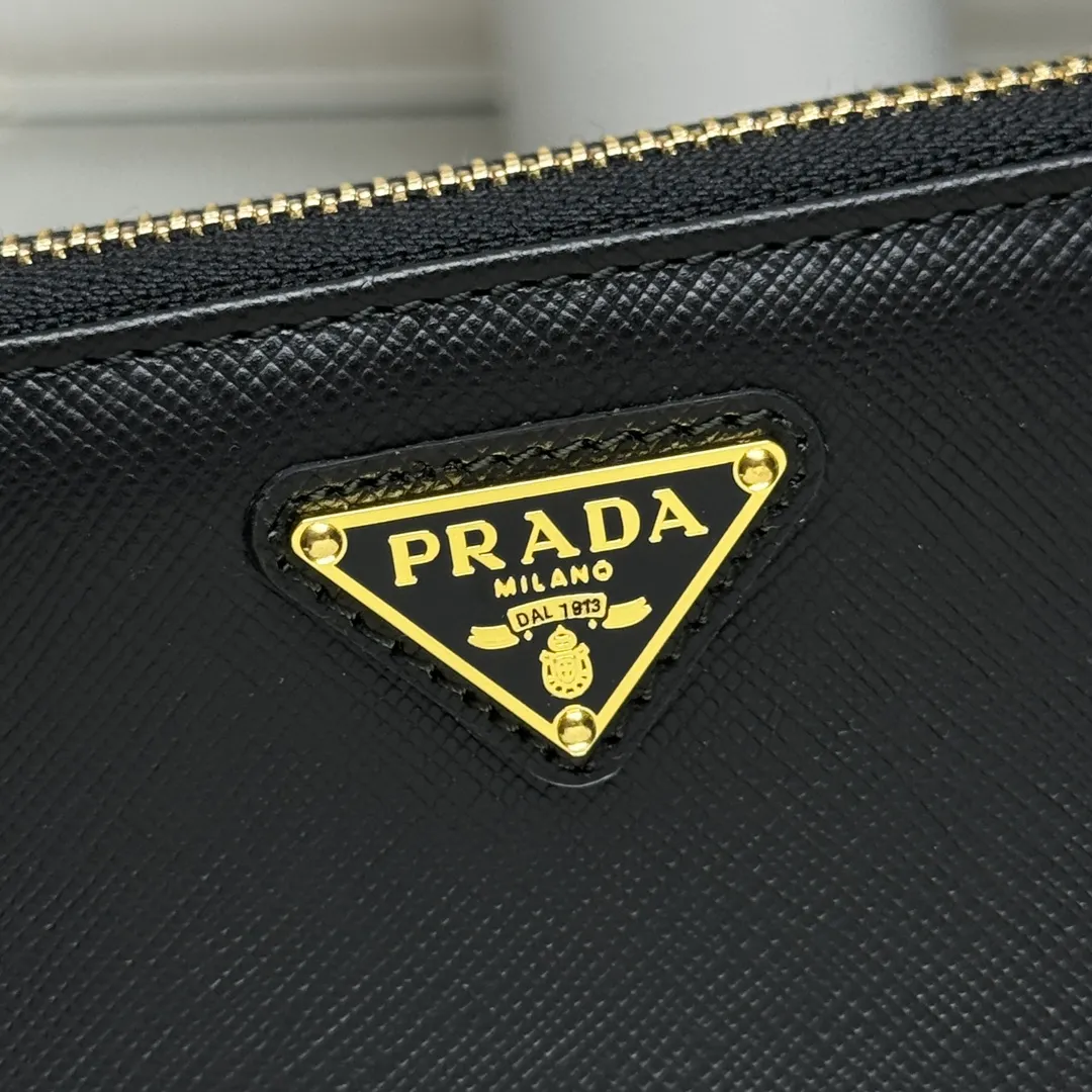P600 [Top original order] PRADA's new single zipper wallet💼The latest counter with the same color logo, classic, simple and fashionable, official website synchronization, genuine development, model 1ML506, color: black/same color logo, inner code 164 OEM code💋 Italy's top original single cross-grain cowhide texture is excellent, imported thread lining, imported same color hardware logo accessories! The exquisite wiring is even and neat, the workmanship is exquisite, and the quality is comparable to the original product🏅️🏅️🏅️Dimensions: 20cm long and 10.3cm high