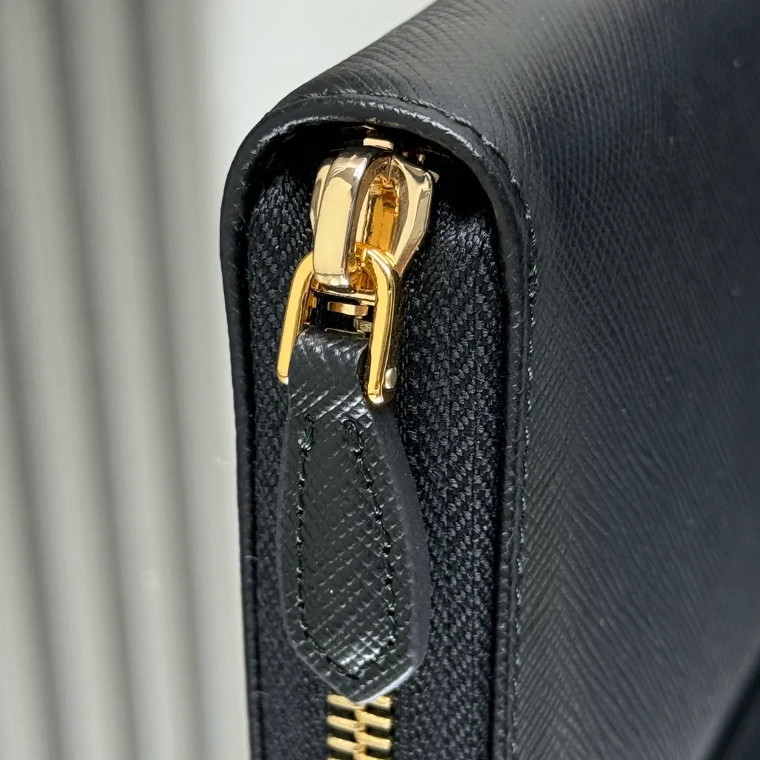 P600 [Top original order] PRADA's new single zipper wallet💼The latest counter with the same color logo, classic, simple and fashionable, official website synchronization, genuine development, model 1ML506, color: black/same color logo, inner code 164 OEM code💋 Italy's top original single cross-grain cowhide texture is excellent, imported thread lining, imported same color hardware logo accessories! The exquisite wiring is even and neat, the workmanship is exquisite, and the quality is comparable to the original product🏅️🏅️🏅️Dimensions: 20cm long and 10.3cm high