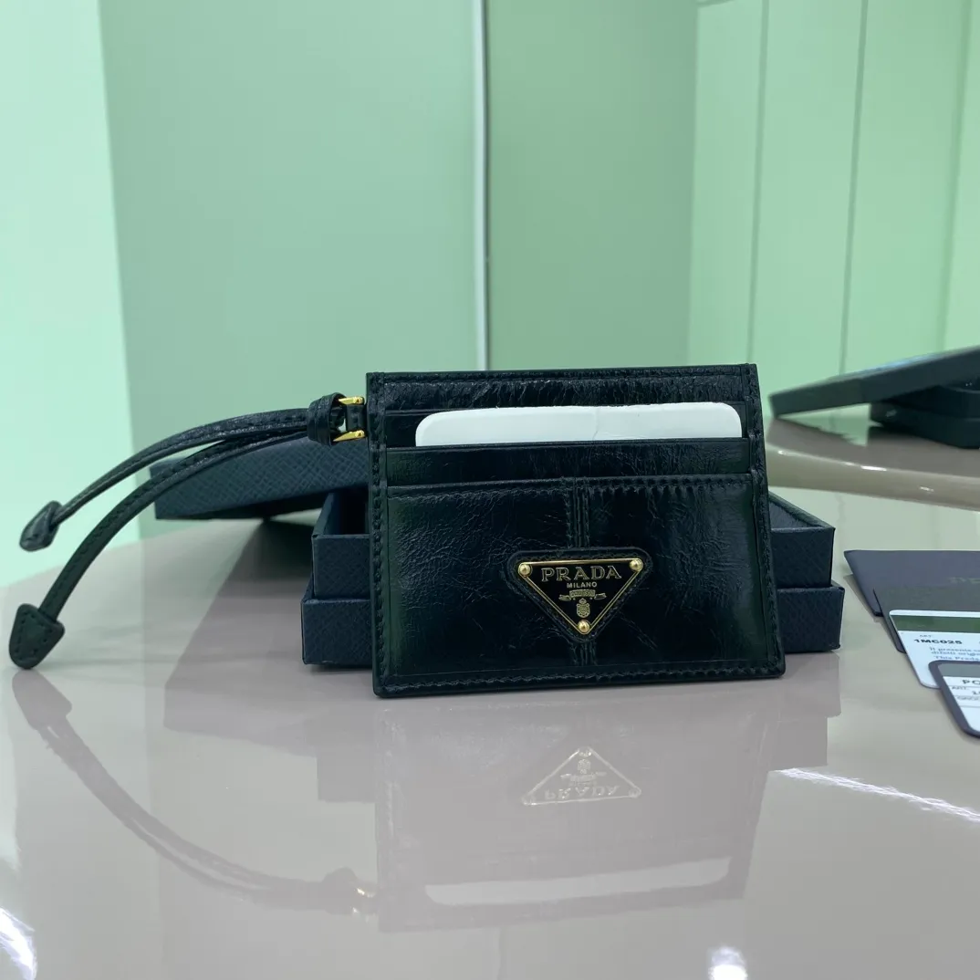 P340 [Top original order] PRADA's new card holder💼The latest style in the counter, simple and fashionable, synchronized with the official website, genuine development, model number 1MC025, internal code 164 OEM code💋 This card holder is made of elegant shiny leather, outlining smooth lines and classic geometric patterns, highlighting a refined and elegant modern style. Six card slot design highlights functionality🏅️🏅️🏅️Size: 10*8cm