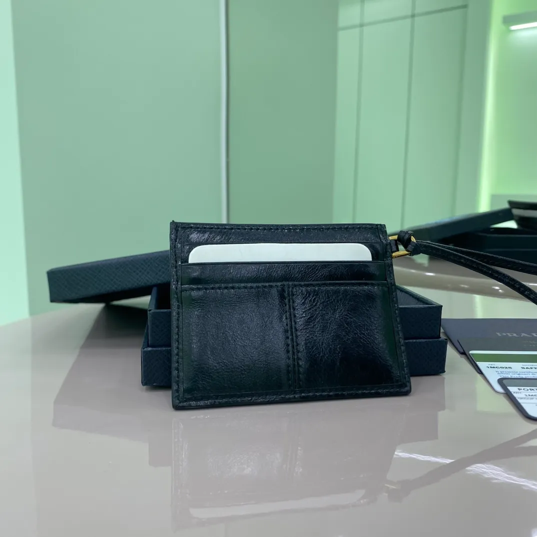 P340 [Top original order] PRADA's new card holder💼The latest style in the counter, simple and fashionable, synchronized with the official website, genuine development, model number 1MC025, internal code 164 OEM code💋 This card holder is made of elegant shiny leather, outlining smooth lines and classic geometric patterns, highlighting a refined and elegant modern style. Six card slot design highlights functionality🏅️🏅️🏅️Size: 10*8cm