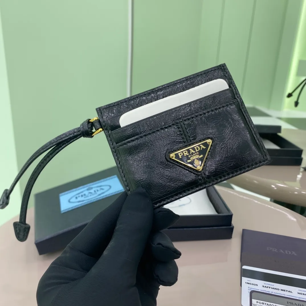 P340 [Top original order] PRADA's new card holder💼The latest style in the counter, simple and fashionable, synchronized with the official website, genuine development, model number 1MC025, internal code 164 OEM code💋 This card holder is made of elegant shiny leather, outlining smooth lines and classic geometric patterns, highlighting a refined and elegant modern style. Six card slot design highlights functionality🏅️🏅️🏅️Size: 10*8cm
