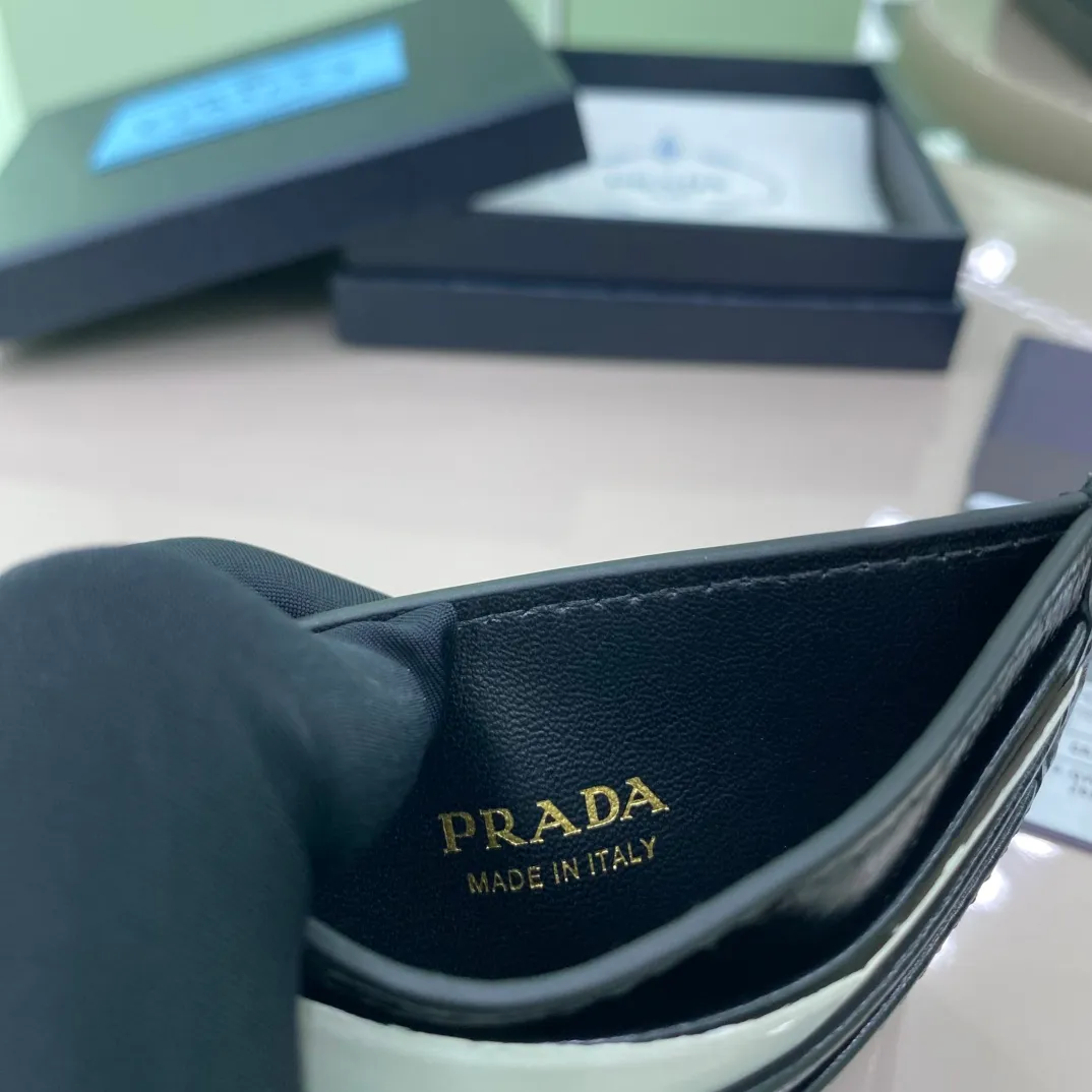 P340 [Top original order] PRADA's new card holder💼The latest style in the counter, simple and fashionable, synchronized with the official website, genuine development, model number 1MC025, internal code 164 OEM code💋 This card holder is made of elegant shiny leather, outlining smooth lines and classic geometric patterns, highlighting a refined and elegant modern style. Six card slot design highlights functionality🏅️🏅️🏅️Size: 10*8cm