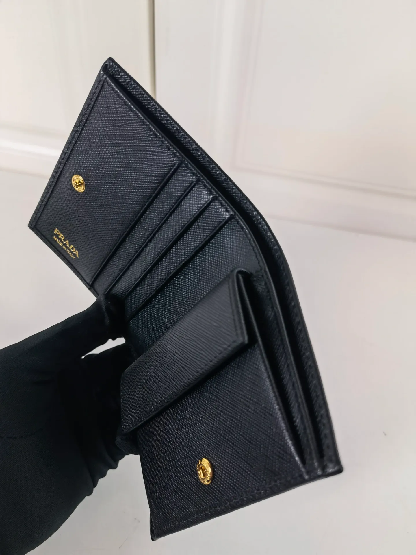 💰400, P Home ➡️Ladies two-fold short clip, model 1M0204, cross-grain cowhide, length 11.2 and height 9.5cm, simple and practical to enhance personal taste, 175 steel stamp