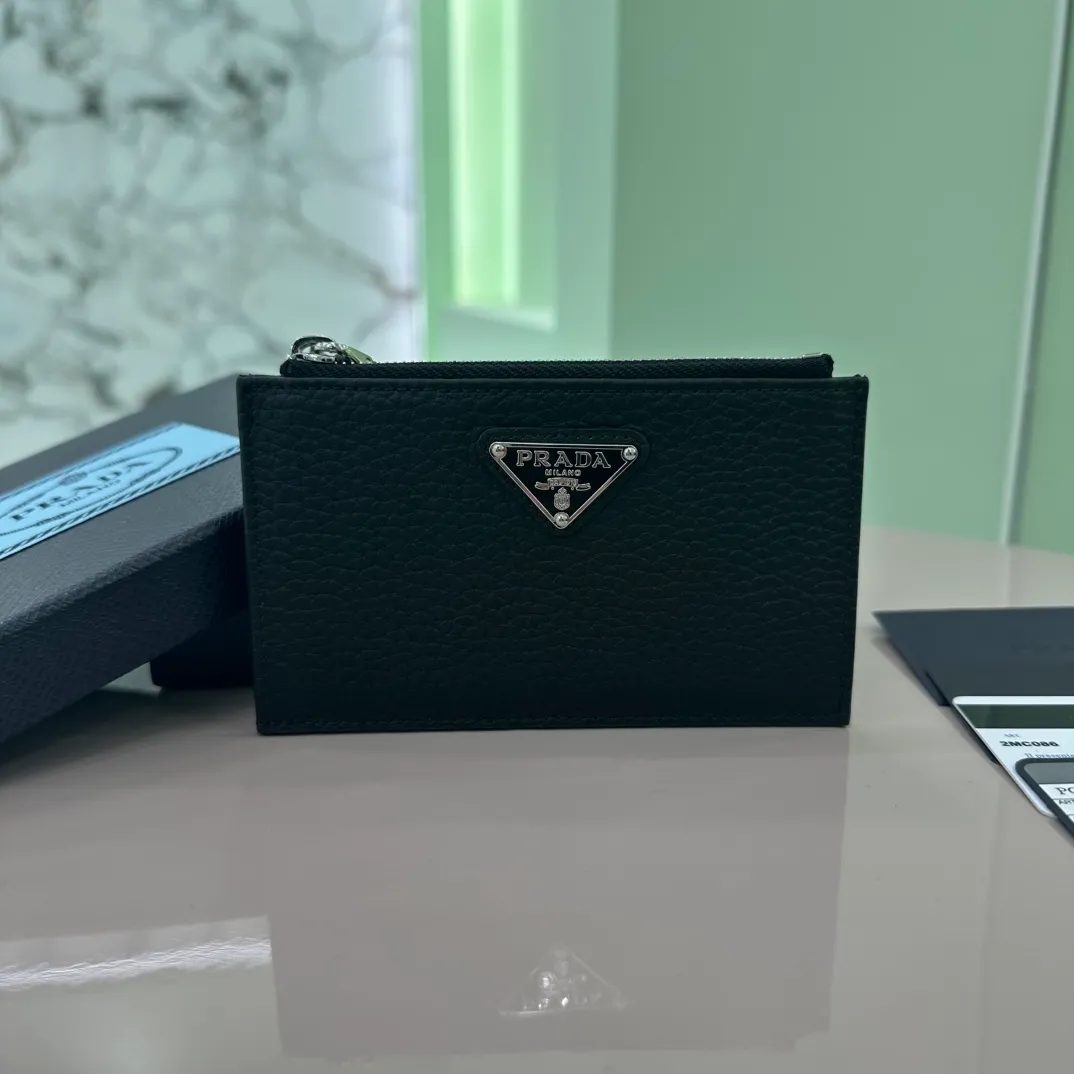 P400 [Top original order] PRADA's new card holder💼The latest style in the counter, simple and fashionable, synchronized with the official website, genuine product development, model 2MC086, internal code 164 OEM💋 This zipper leather card holder is a fashionable, elegant and exquisite item. Equipped with 5 card slots and decorated with the iconic enameled triangle metal logo🏅️🏅️🏅️Size: 13*8cm