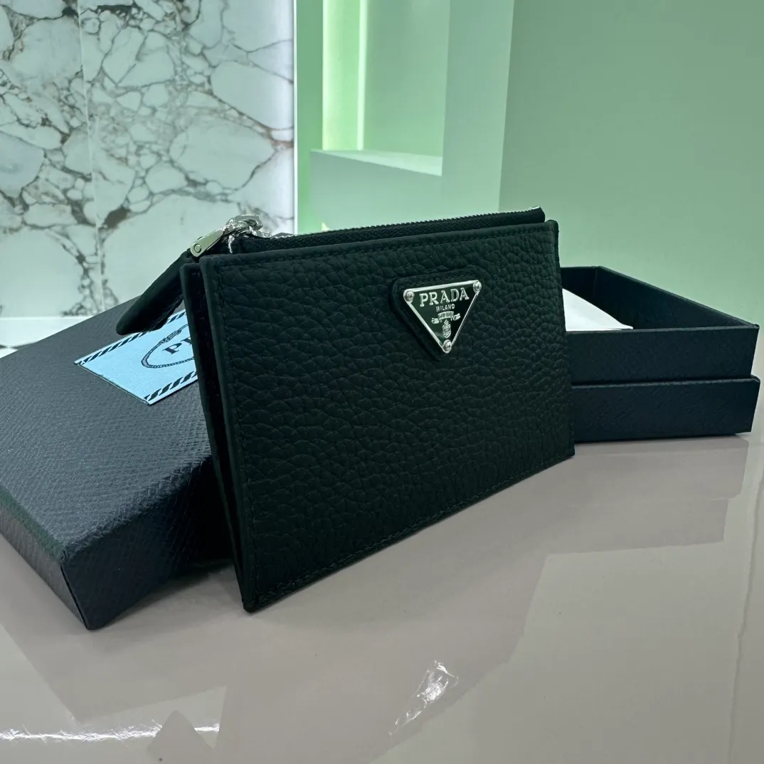 P400 [Top original order] PRADA's new card holder💼The latest style in the counter, simple and fashionable, synchronized with the official website, genuine product development, model 2MC086, internal code 164 OEM💋 This zipper leather card holder is a fashionable, elegant and exquisite item. Equipped with 5 card slots and decorated with the iconic enameled triangle metal logo🏅️🏅️🏅️Size: 13*8cm