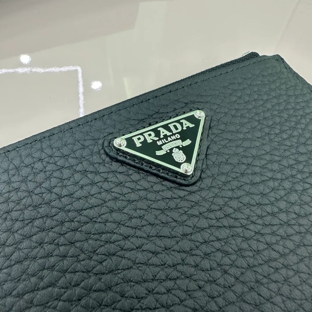 P400 [Top original order] PRADA's new card holder💼The latest style in the counter, simple and fashionable, synchronized with the official website, genuine product development, model 2MC086, internal code 164 OEM💋 This zipper leather card holder is a fashionable, elegant and exquisite item. Equipped with 5 card slots and decorated with the iconic enameled triangle metal logo🏅️🏅️🏅️Size: 13*8cm