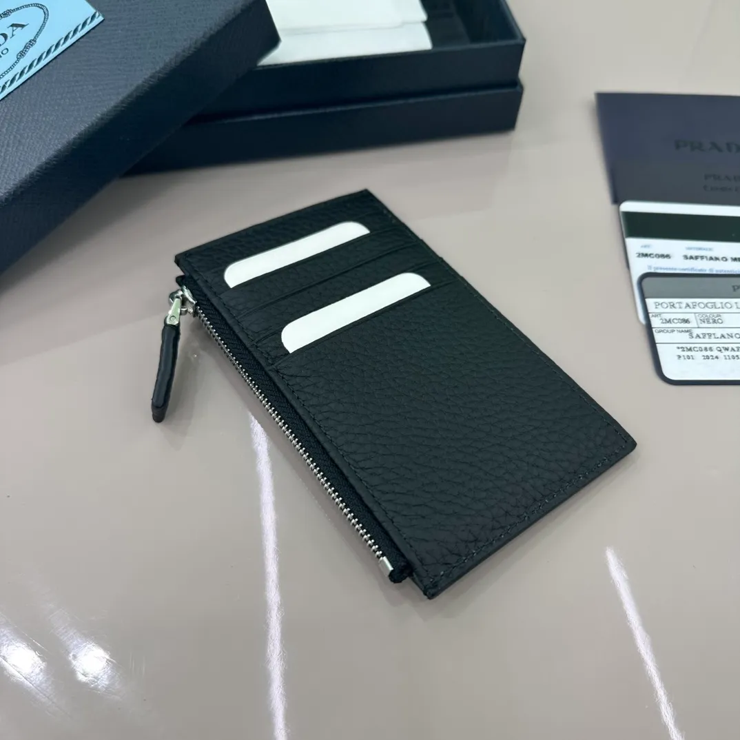 P400 [Top original order] PRADA's new card holder💼The latest style in the counter, simple and fashionable, synchronized with the official website, genuine product development, model 2MC086, internal code 164 OEM💋 This zipper leather card holder is a fashionable, elegant and exquisite item. Equipped with 5 card slots and decorated with the iconic enameled triangle metal logo🏅️🏅️🏅️Size: 13*8cm