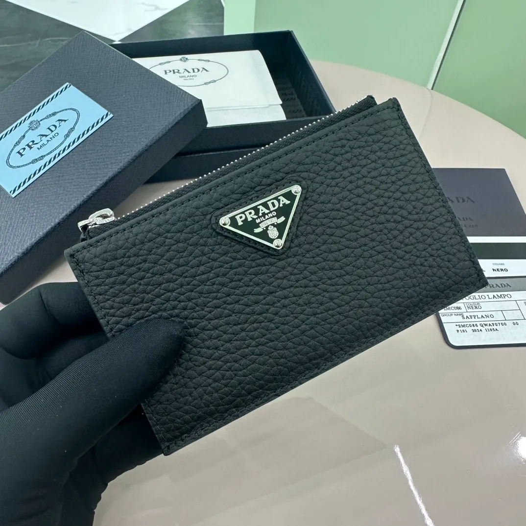 P400 [Top original order] PRADA's new card holder💼The latest style in the counter, simple and fashionable, synchronized with the official website, genuine product development, model 2MC086, internal code 164 OEM💋 This zipper leather card holder is a fashionable, elegant and exquisite item. Equipped with 5 card slots and decorated with the iconic enameled triangle metal logo🏅️🏅️🏅️Size: 13*8cm