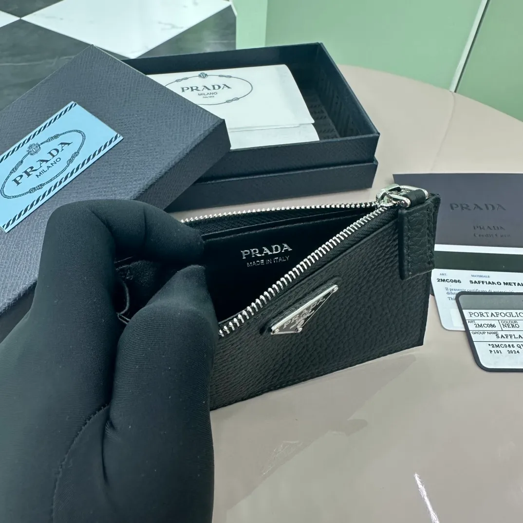 P400 [Top original order] PRADA's new card holder💼The latest style in the counter, simple and fashionable, synchronized with the official website, genuine product development, model 2MC086, internal code 164 OEM💋 This zipper leather card holder is a fashionable, elegant and exquisite item. Equipped with 5 card slots and decorated with the iconic enameled triangle metal logo🏅️🏅️🏅️Size: 13*8cm
