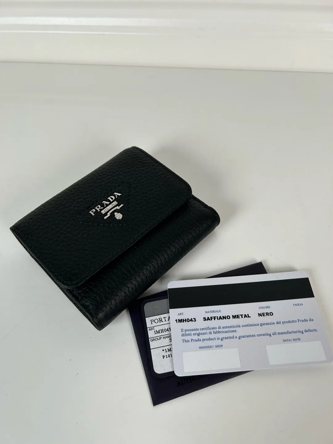 💰520, P Home➡️Ladies deerskin short clip, original quality, model 1MH043, four card slots, one receipt compartment, two ID pockets, one external pocket, one internal flip-top coin pocket, size 10x8.5cm.