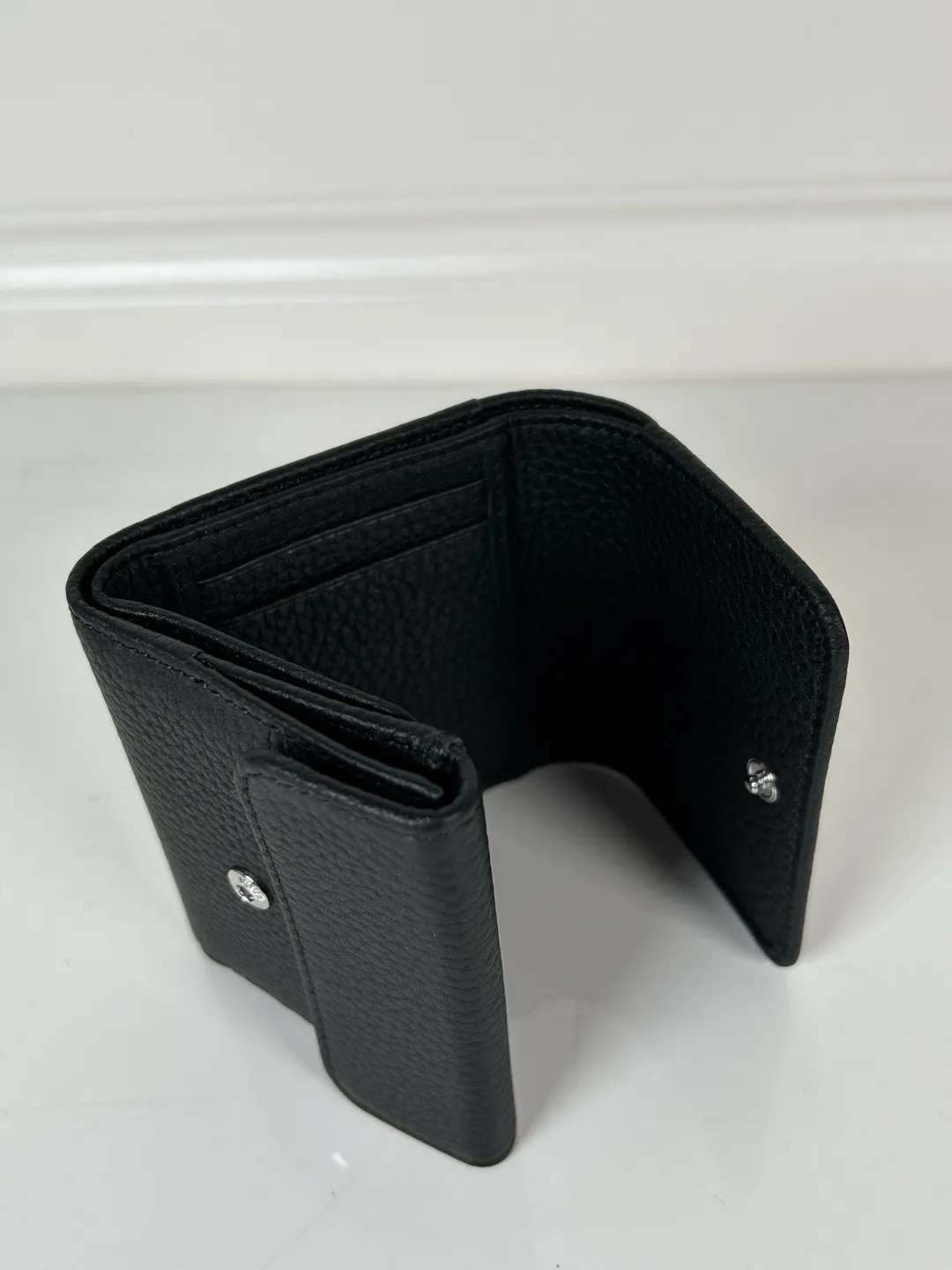 💰520, P Home➡️Ladies deerskin short clip, original quality, model 1MH043, four card slots, one receipt compartment, two ID pockets, one external pocket, one internal flip-top coin pocket, size 10x8.5cm.