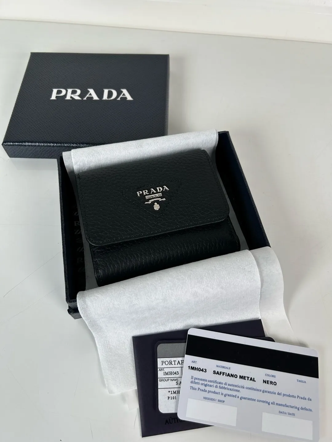 💰520, P Home➡️Ladies deerskin short clip, original quality, model 1MH043, four card slots, one receipt compartment, two ID pockets, one external pocket, one internal flip-top coin pocket, size 10x8.5cm.