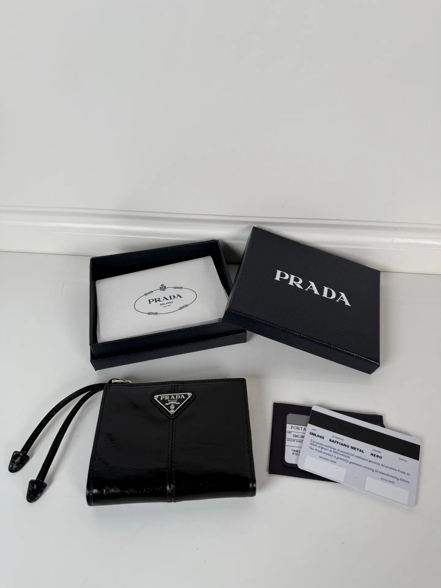 💰440, P Home ➡️ Unisex short wallet, model 2ML049, made of black waxed leather, eight card slots, one receipt compartment, one zipper coin bag, length 11.5cm, height 9.5cm, 175 steel stamp, meticulous and neat workmanship, as shown in the picture