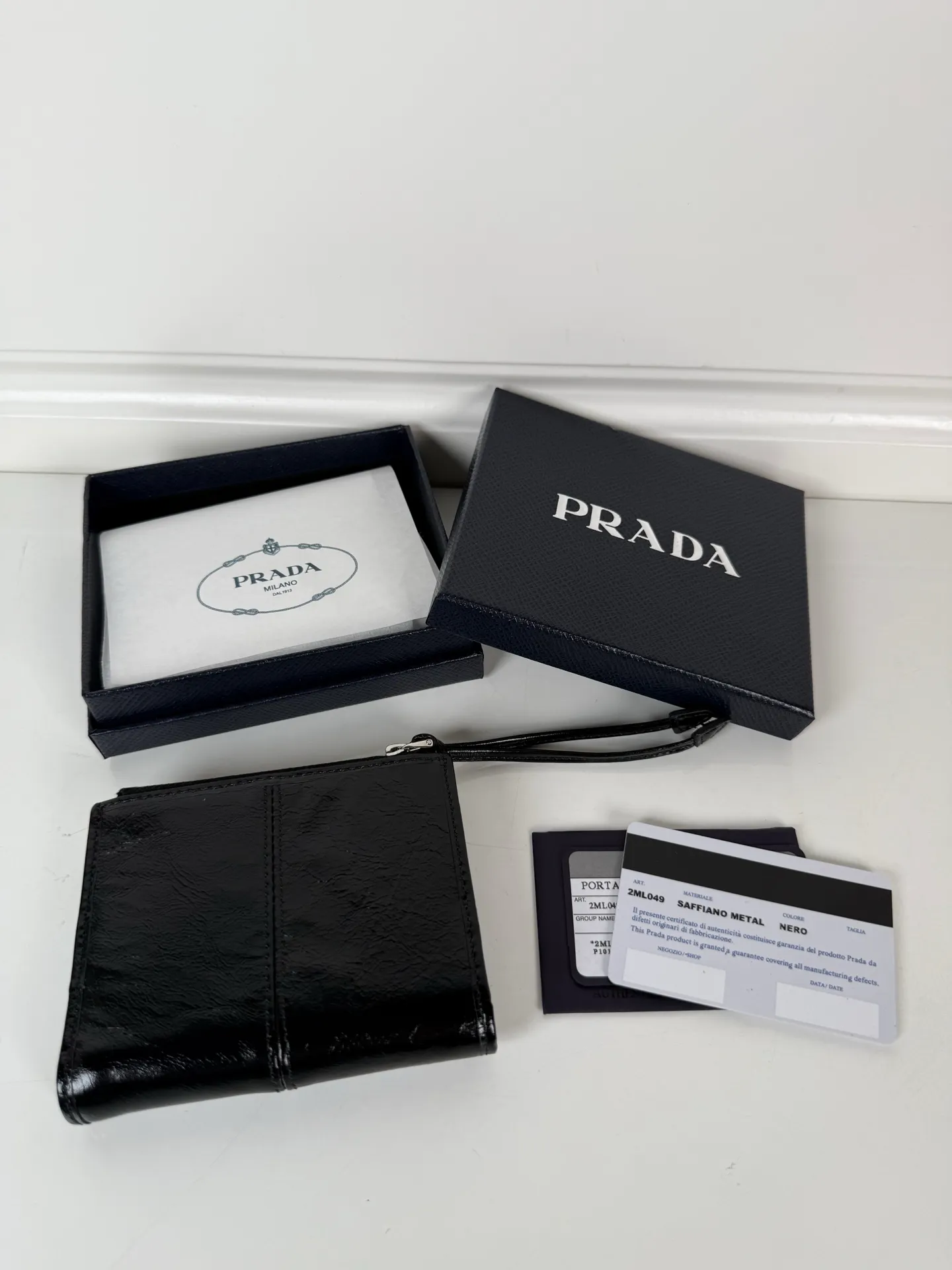 💰440, P Home ➡️ Unisex short wallet, model 2ML049, made of black waxed leather, eight card slots, one receipt compartment, one zipper coin bag, length 11.5cm, height 9.5cm, 175 steel stamp, meticulous and neat workmanship, as shown in the picture