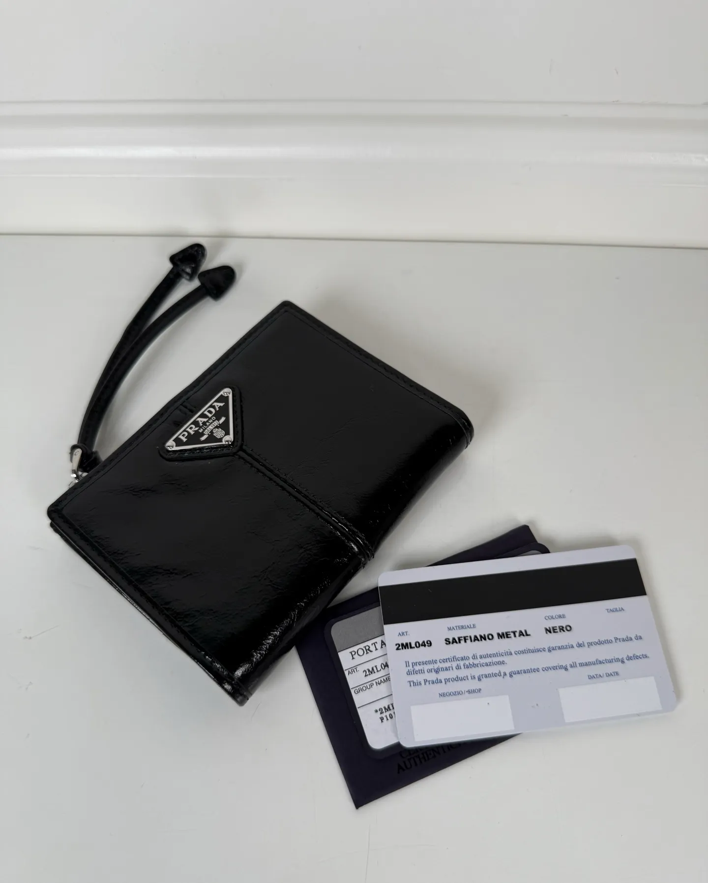 💰440, P Home ➡️ Unisex short wallet, model 2ML049, made of black waxed leather, eight card slots, one receipt compartment, one zipper coin bag, length 11.5cm, height 9.5cm, 175 steel stamp, meticulous and neat workmanship, as shown in the picture
