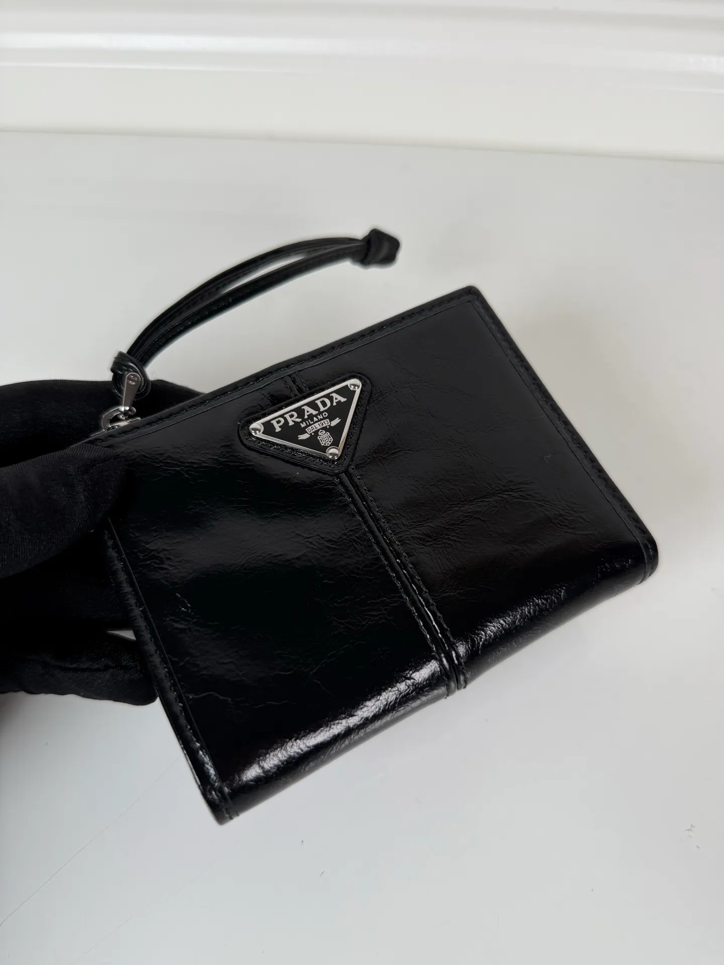 💰440, P Home ➡️ Unisex short wallet, model 2ML049, made of black waxed leather, eight card slots, one receipt compartment, one zipper coin bag, length 11.5cm, height 9.5cm, 175 steel stamp, meticulous and neat workmanship, as shown in the picture