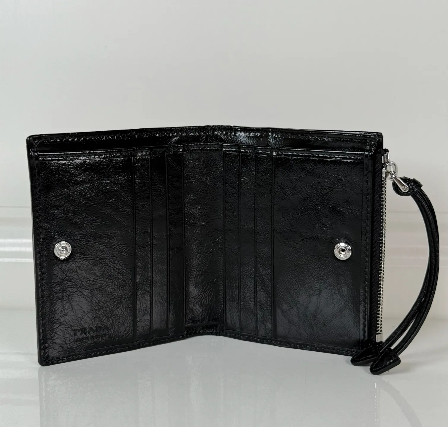 💰440, P Home ➡️ Unisex short wallet, model 2ML049, made of black waxed leather, eight card slots, one receipt compartment, one zipper coin bag, length 11.5cm, height 9.5cm, 175 steel stamp, meticulous and neat workmanship, as shown in the picture