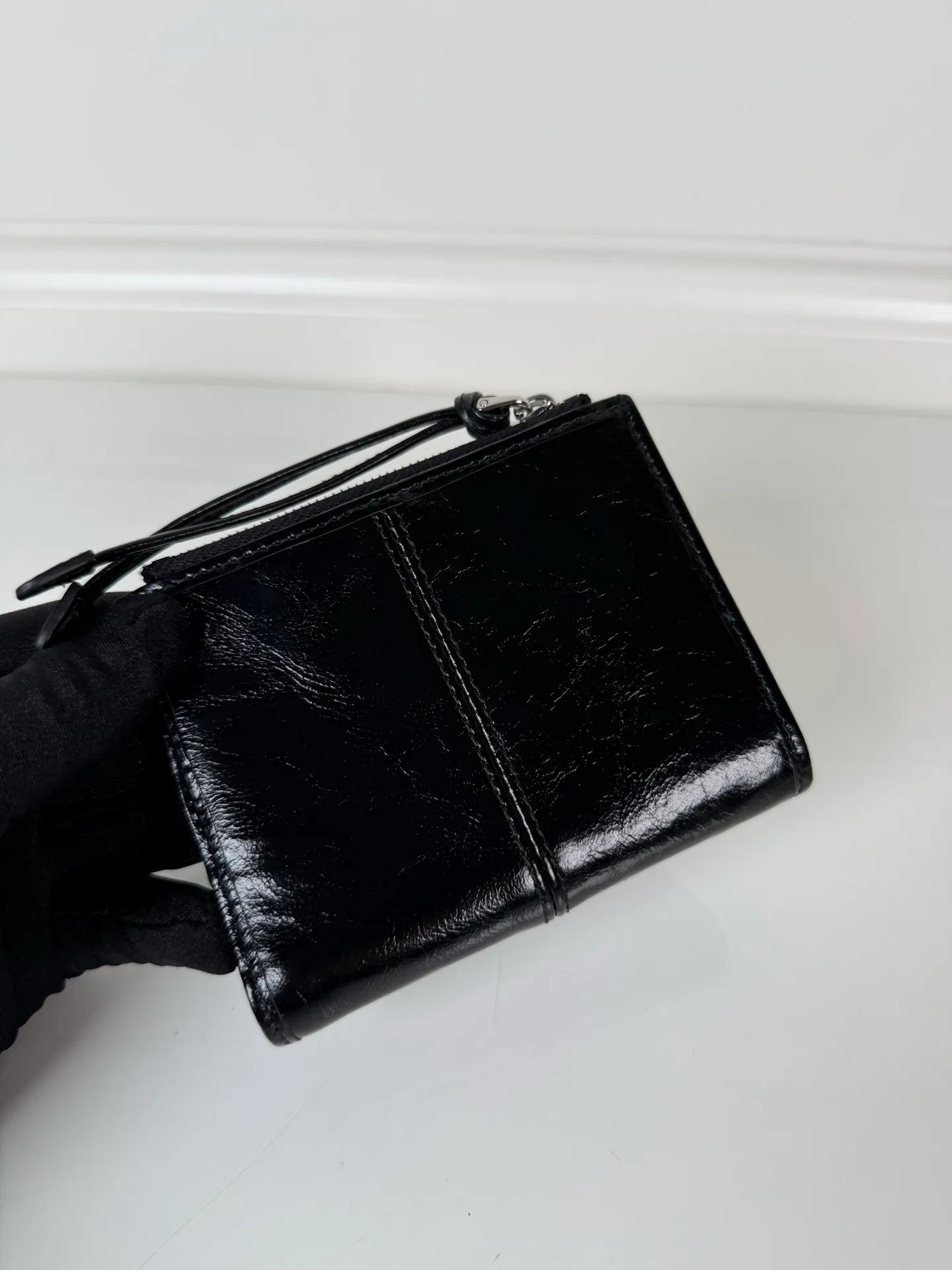 💰440, P Home ➡️ Unisex short wallet, model 2ML049, made of black waxed leather, eight card slots, one receipt compartment, one zipper coin bag, length 11.5cm, height 9.5cm, 175 steel stamp, meticulous and neat workmanship, as shown in the picture