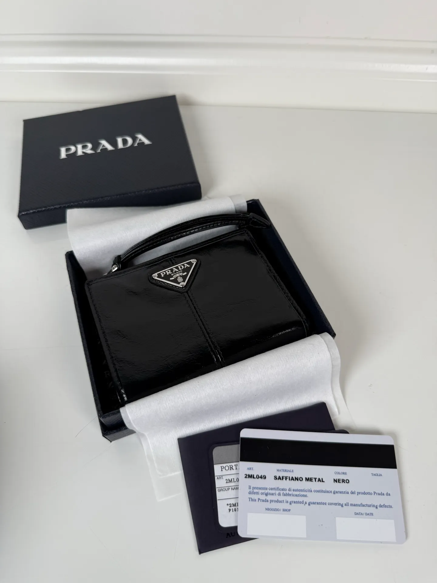 💰440, P Home ➡️ Unisex short wallet, model 2ML049, made of black waxed leather, eight card slots, one receipt compartment, one zipper coin bag, length 11.5cm, height 9.5cm, 175 steel stamp, meticulous and neat workmanship, as shown in the picture