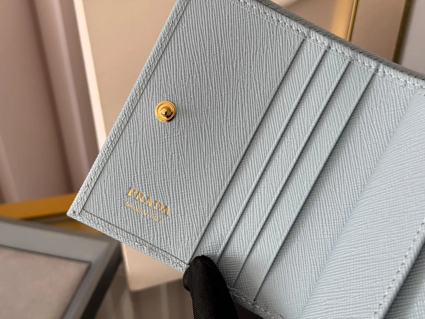 Prada women's two-fold short clip, with coin pocket and coin pocket. Model 1M0204, cross-grain cowhide. Size: 11.2x9.5cm. Simple and practical to enhance personal taste.