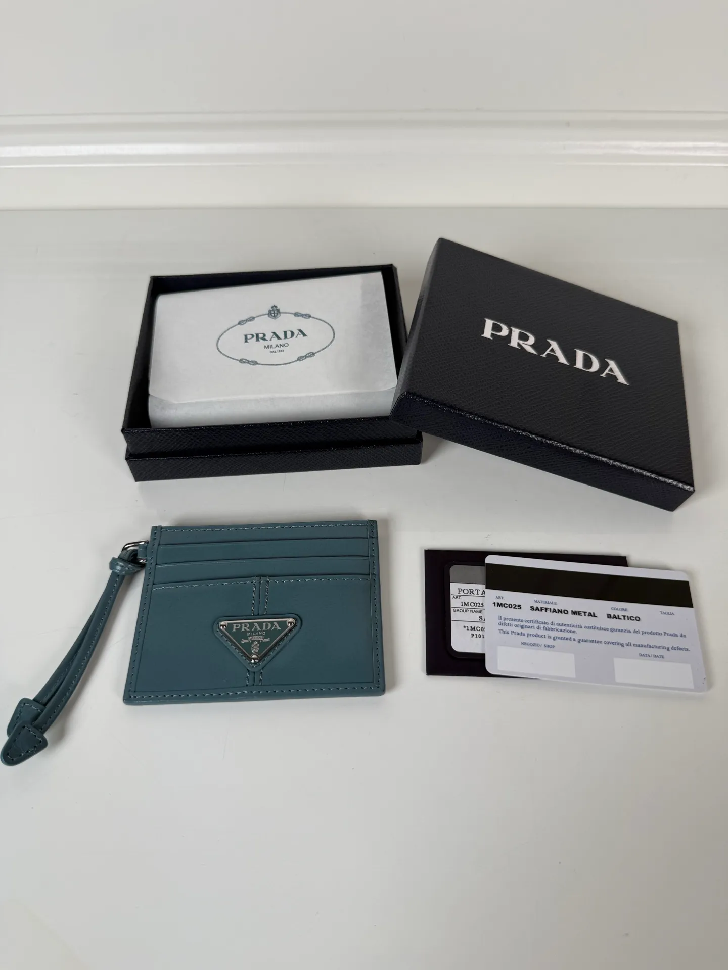 💰340, P Home ➡️ Unisex small card holder, blue oil wax leather triangle mark, model 1MC025, original quality, made of imported oil wax leather, 6 card slots ➕ One middle sandwich, can hold multiple cards and zeros 💰, size 11.2×8.5cm, real shot, what you see is what you get