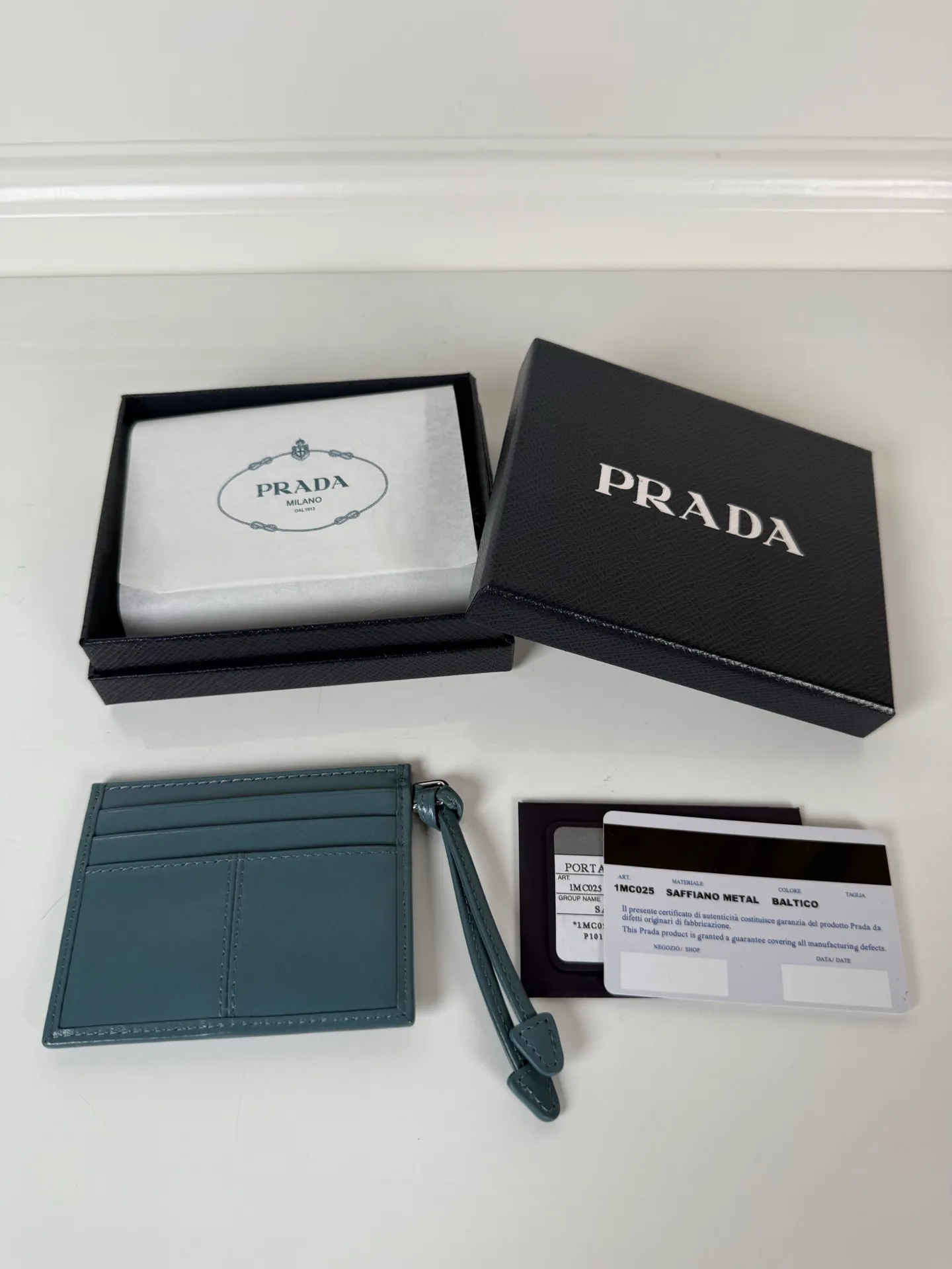 💰340, P Home ➡️ Unisex small card holder, blue oil wax leather triangle mark, model 1MC025, original quality, made of imported oil wax leather, 6 card slots ➕ One middle sandwich, can hold multiple cards and zeros 💰, size 11.2×8.5cm, real shot, what you see is what you get