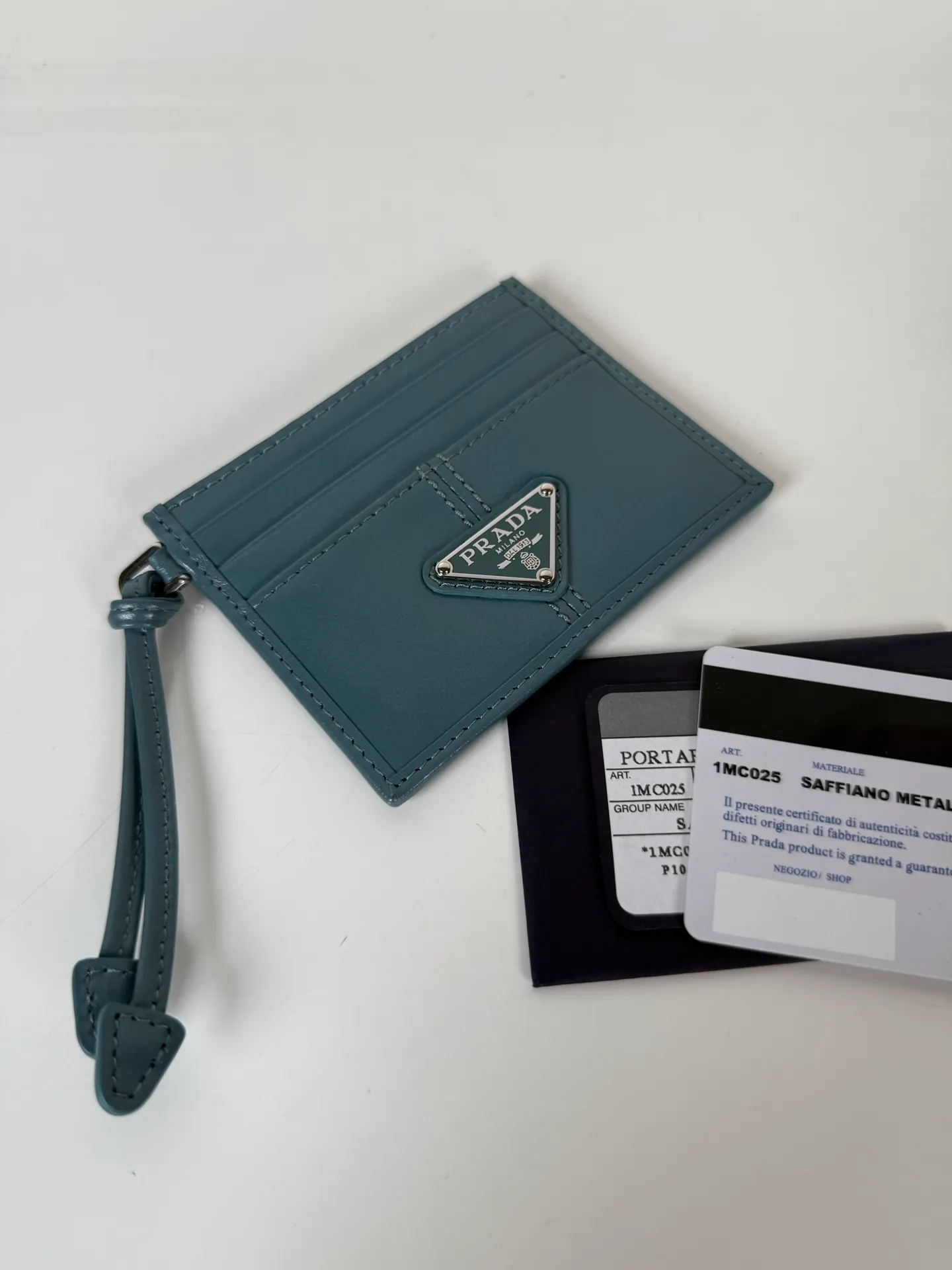 💰340, P Home ➡️ Unisex small card holder, blue oil wax leather triangle mark, model 1MC025, original quality, made of imported oil wax leather, 6 card slots ➕ One middle sandwich, can hold multiple cards and zeros 💰, size 11.2×8.5cm, real shot, what you see is what you get