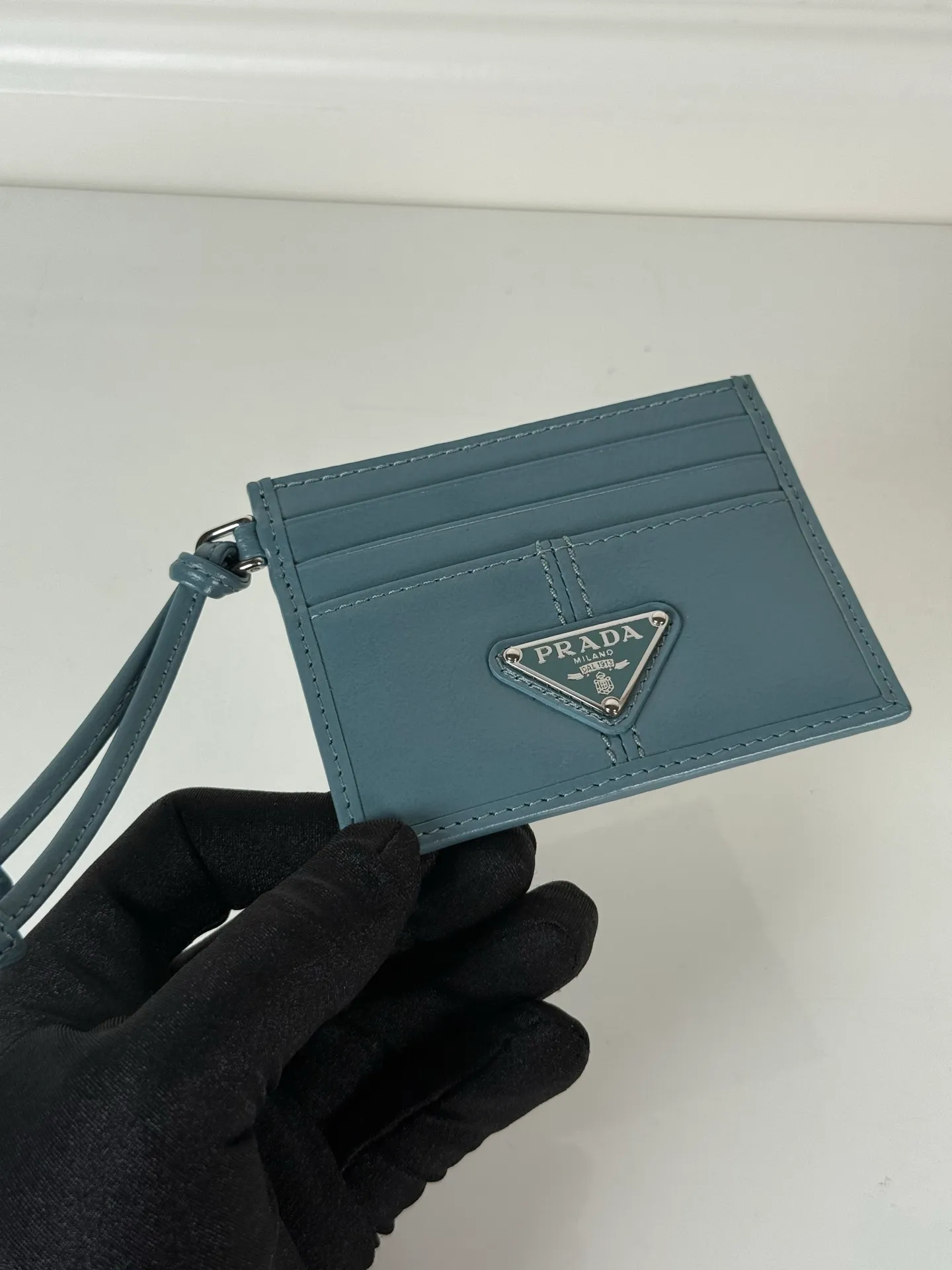 💰340, P Home ➡️ Unisex small card holder, blue oil wax leather triangle mark, model 1MC025, original quality, made of imported oil wax leather, 6 card slots ➕ One middle sandwich, can hold multiple cards and zeros 💰, size 11.2×8.5cm, real shot, what you see is what you get