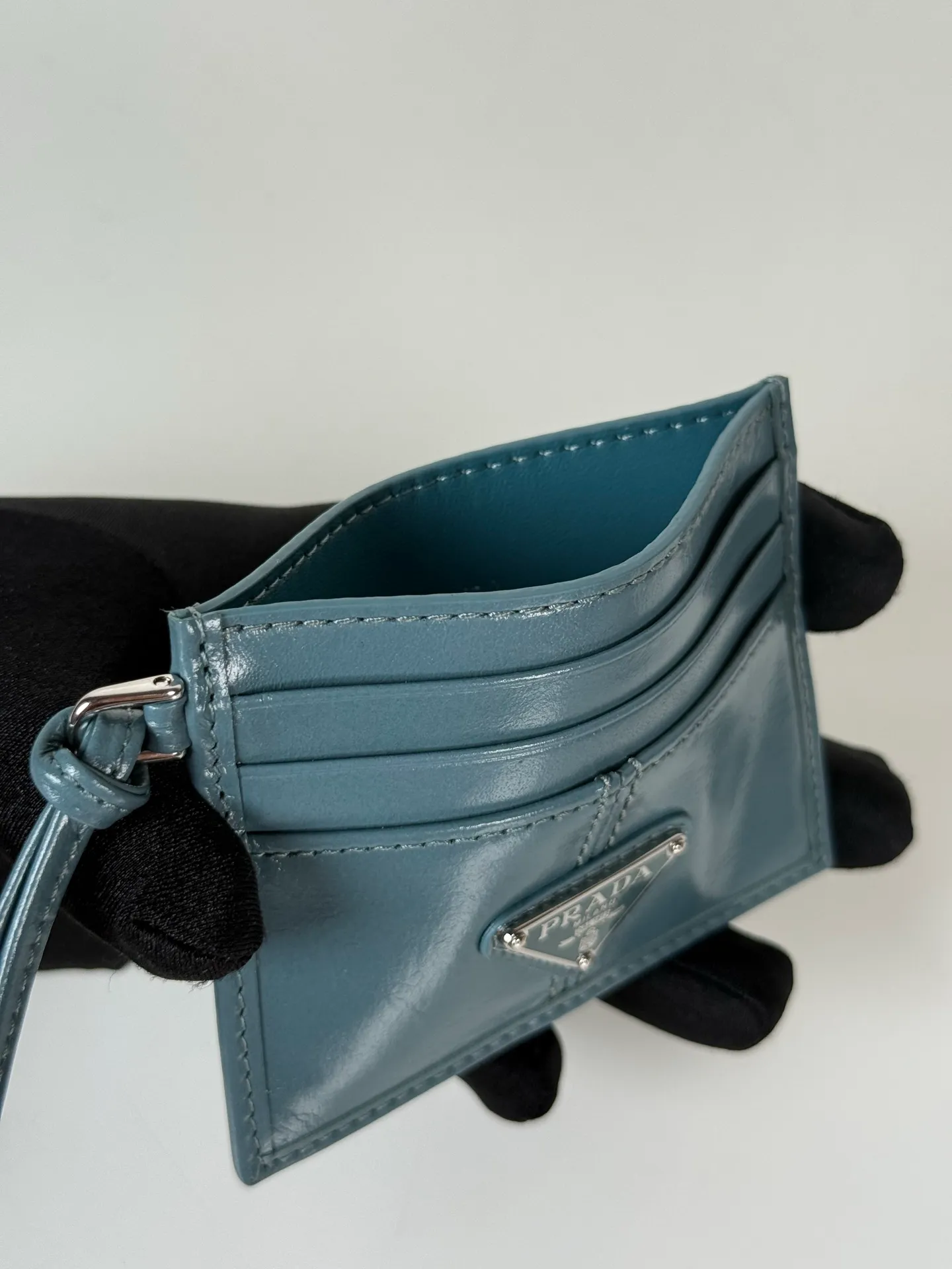 💰340, P Home ➡️ Unisex small card holder, blue oil wax leather triangle mark, model 1MC025, original quality, made of imported oil wax leather, 6 card slots ➕ One middle sandwich, can hold multiple cards and zeros 💰, size 11.2×8.5cm, real shot, what you see is what you get