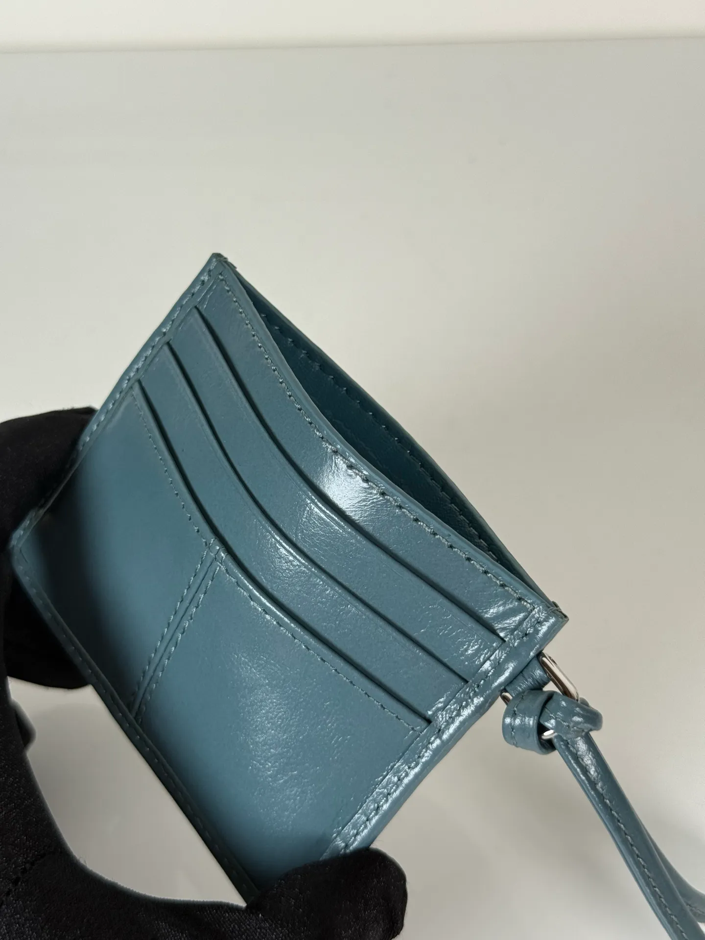 💰340, P Home ➡️ Unisex small card holder, blue oil wax leather triangle mark, model 1MC025, original quality, made of imported oil wax leather, 6 card slots ➕ One middle sandwich, can hold multiple cards and zeros 💰, size 11.2×8.5cm, real shot, what you see is what you get