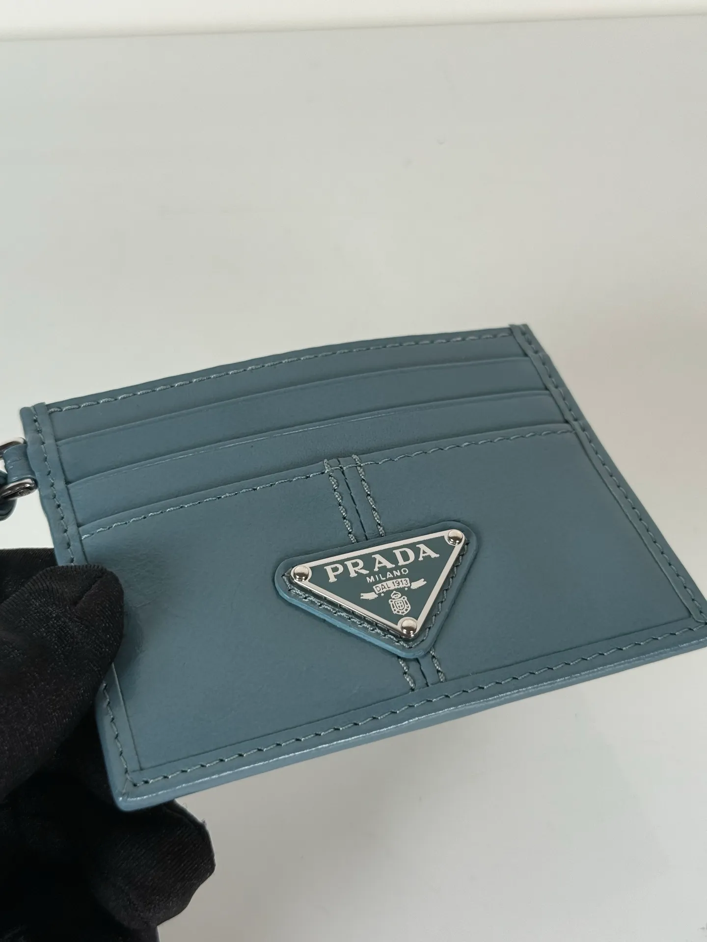 💰340, P Home ➡️ Unisex small card holder, blue oil wax leather triangle mark, model 1MC025, original quality, made of imported oil wax leather, 6 card slots ➕ One middle sandwich, can hold multiple cards and zeros 💰, size 11.2×8.5cm, real shot, what you see is what you get