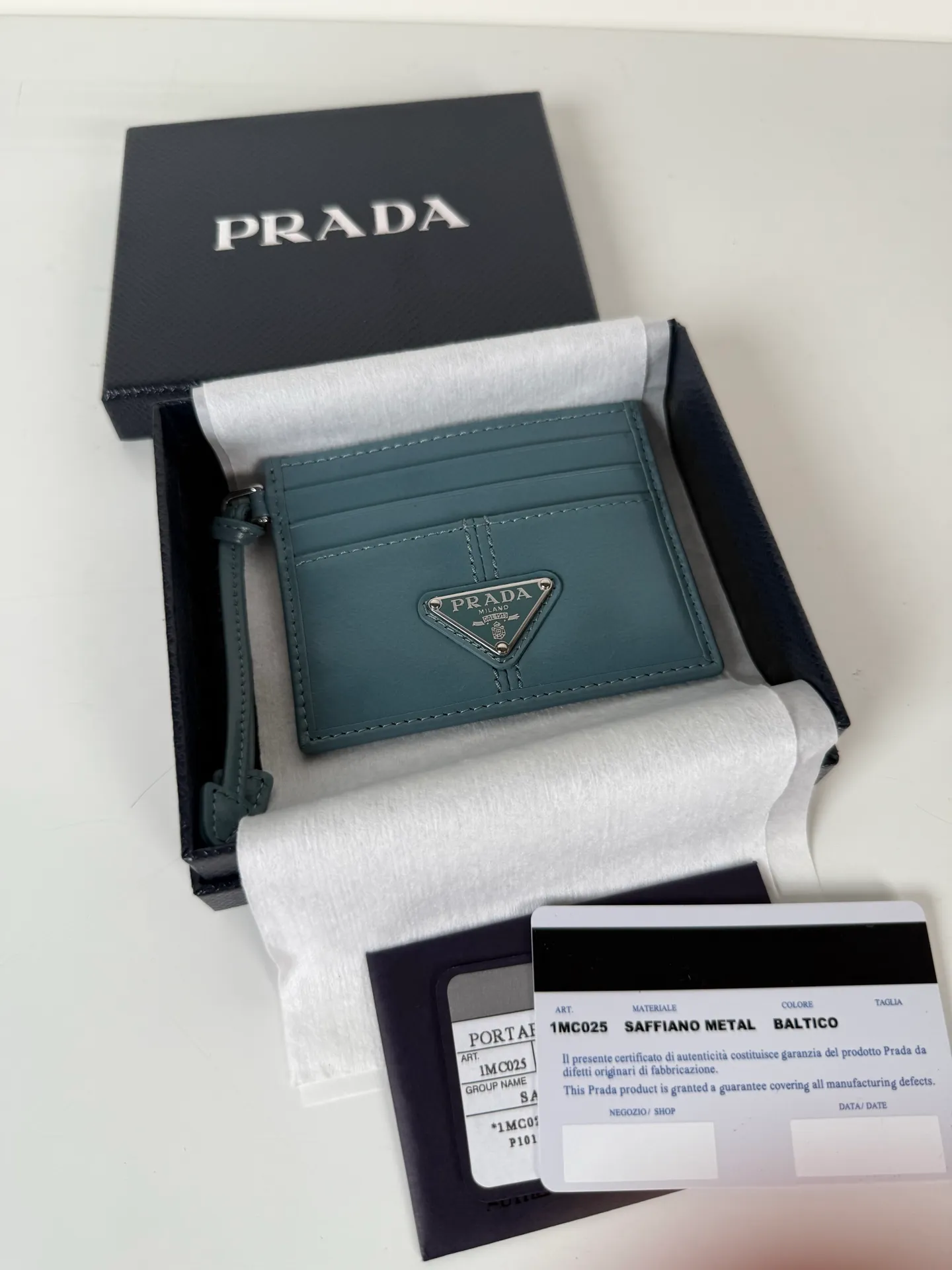 💰340, P Home ➡️ Unisex small card holder, blue oil wax leather triangle mark, model 1MC025, original quality, made of imported oil wax leather, 6 card slots ➕ One middle sandwich, can hold multiple cards and zeros 💰, size 11.2×8.5cm, real shot, what you see is what you get