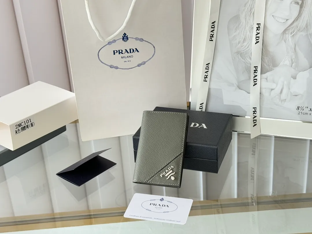 Prada cross pattern unisex card holder, can be placed in pockets, bags, and can be held in the hand. Made of cross pattern imported calfskin, pocket card holder, can hold change, 6 card slots, simple, elegant and fashionable. Model 2MC101, color as shown in the picture, size 11×7cm, original quality