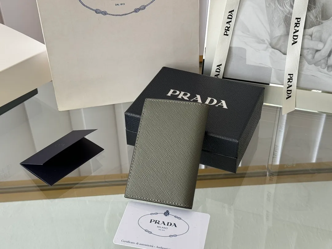 Prada cross pattern unisex card holder, can be placed in pockets, bags, and can be held in the hand. Made of cross pattern imported calfskin, pocket card holder, can hold change, 6 card slots, simple, elegant and fashionable. Model 2MC101, color as shown in the picture, size 11×7cm, original quality