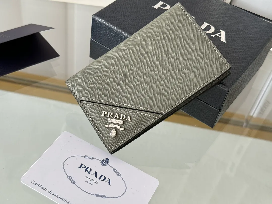 Prada cross pattern unisex card holder, can be placed in pockets, bags, and can be held in the hand. Made of cross pattern imported calfskin, pocket card holder, can hold change, 6 card slots, simple, elegant and fashionable. Model 2MC101, color as shown in the picture, size 11×7cm, original quality