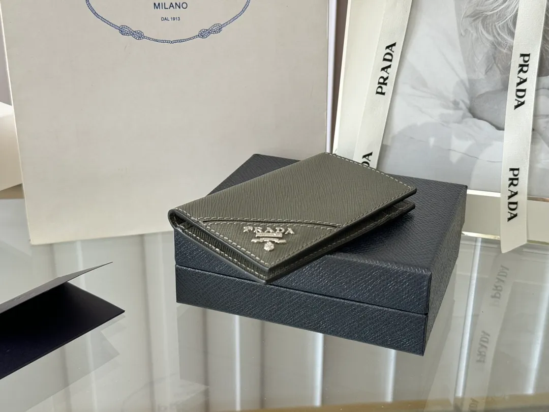 Prada cross pattern unisex card holder, can be placed in pockets, bags, and can be held in the hand. Made of cross pattern imported calfskin, pocket card holder, can hold change, 6 card slots, simple, elegant and fashionable. Model 2MC101, color as shown in the picture, size 11×7cm, original quality