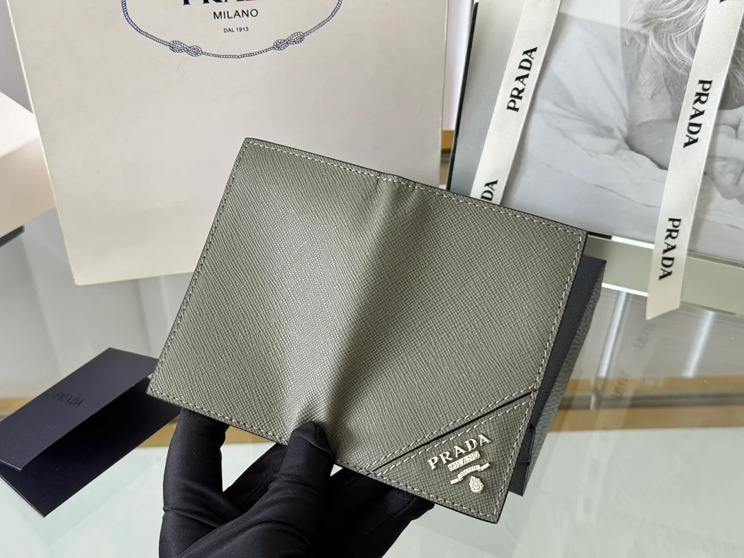 Prada cross pattern unisex card holder, can be placed in pockets, bags, and can be held in the hand. Made of cross pattern imported calfskin, pocket card holder, can hold change, 6 card slots, simple, elegant and fashionable. Model 2MC101, color as shown in the picture, size 11×7cm, original quality