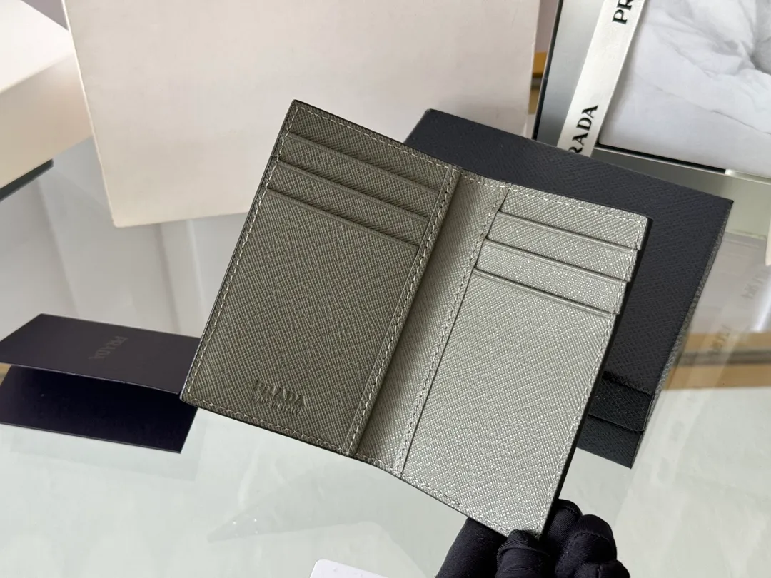 Prada cross pattern unisex card holder, can be placed in pockets, bags, and can be held in the hand. Made of cross pattern imported calfskin, pocket card holder, can hold change, 6 card slots, simple, elegant and fashionable. Model 2MC101, color as shown in the picture, size 11×7cm, original quality