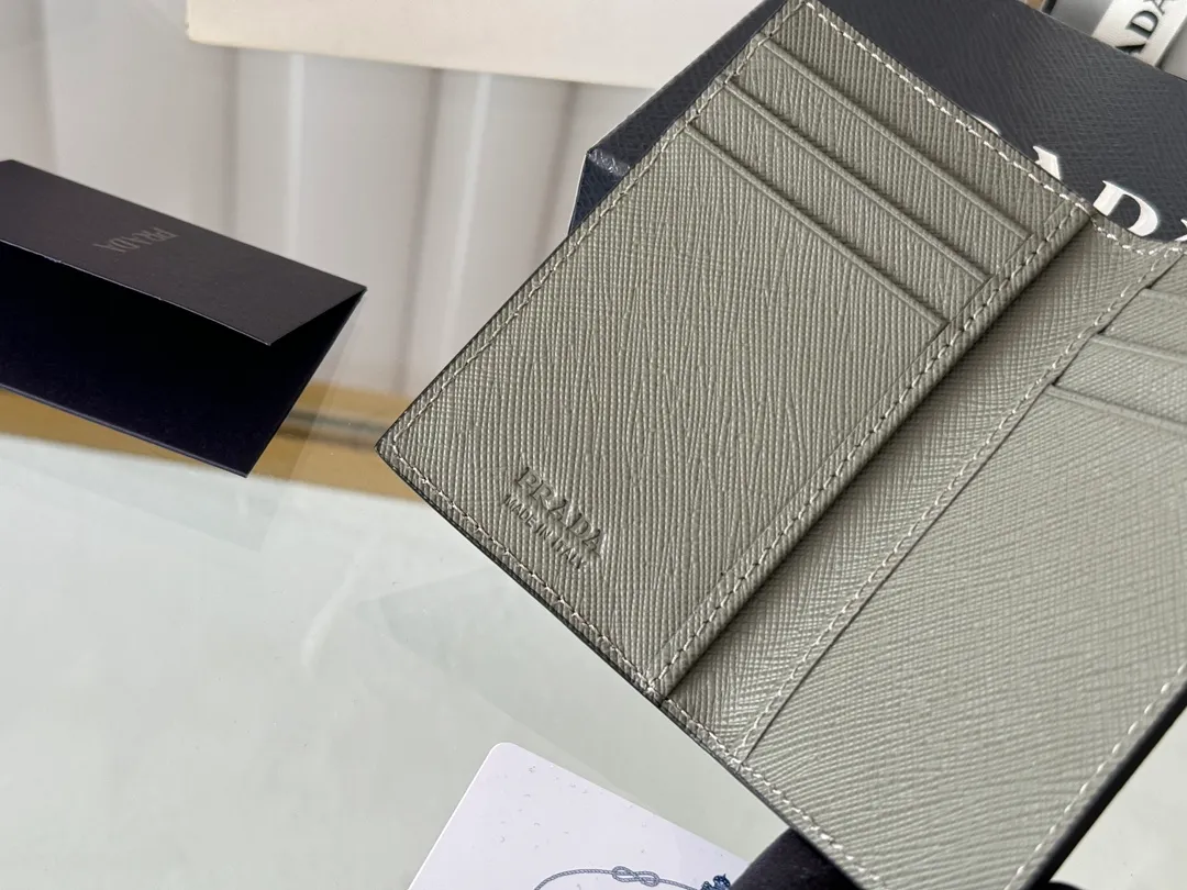 Prada cross pattern unisex card holder, can be placed in pockets, bags, and can be held in the hand. Made of cross pattern imported calfskin, pocket card holder, can hold change, 6 card slots, simple, elegant and fashionable. Model 2MC101, color as shown in the picture, size 11×7cm, original quality
