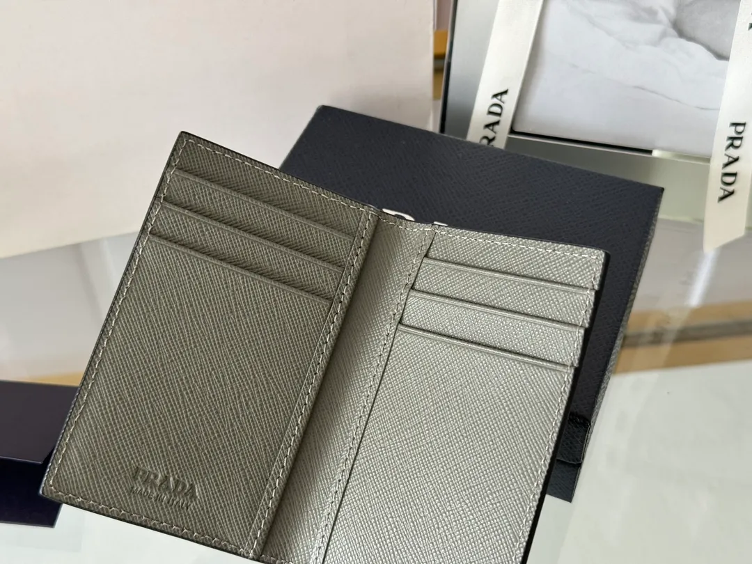 Prada cross pattern unisex card holder, can be placed in pockets, bags, and can be held in the hand. Made of cross pattern imported calfskin, pocket card holder, can hold change, 6 card slots, simple, elegant and fashionable. Model 2MC101, color as shown in the picture, size 11×7cm, original quality
