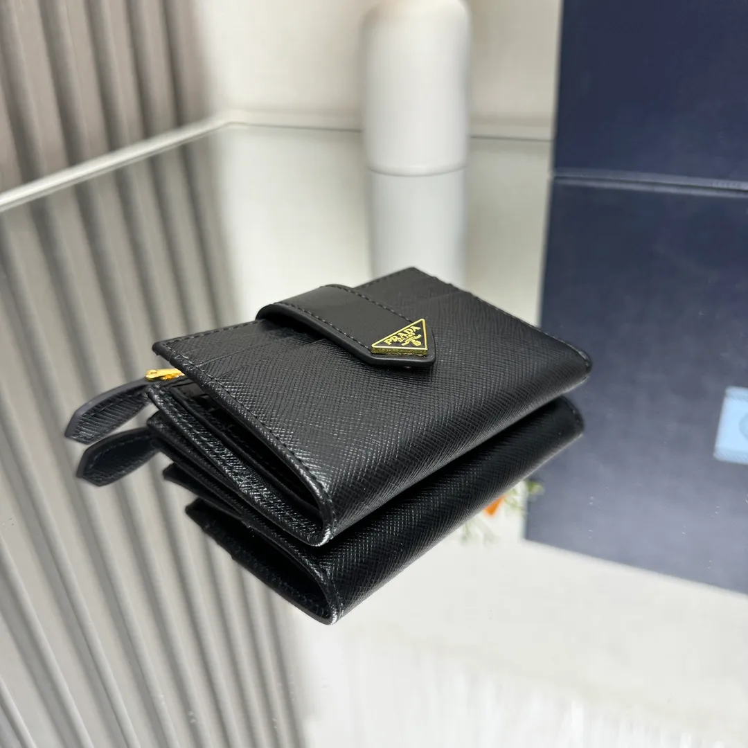 P440 [Top original order] PRADA's new wallet💼Classic, simple and fashionable, authentic development, model 1ML047, internal code 164 OEM code💋 This exquisite and gorgeous wallet is equipped with external card slots, with nine card slots inside and outside, and a bill compartment. The brand's iconic enameled metal triangle logo decorates the opening and closing, injecting a distinctive style into the simple design. It is a piece worth collecting. 🏅️🏅️🏅️Size: 10*8cm