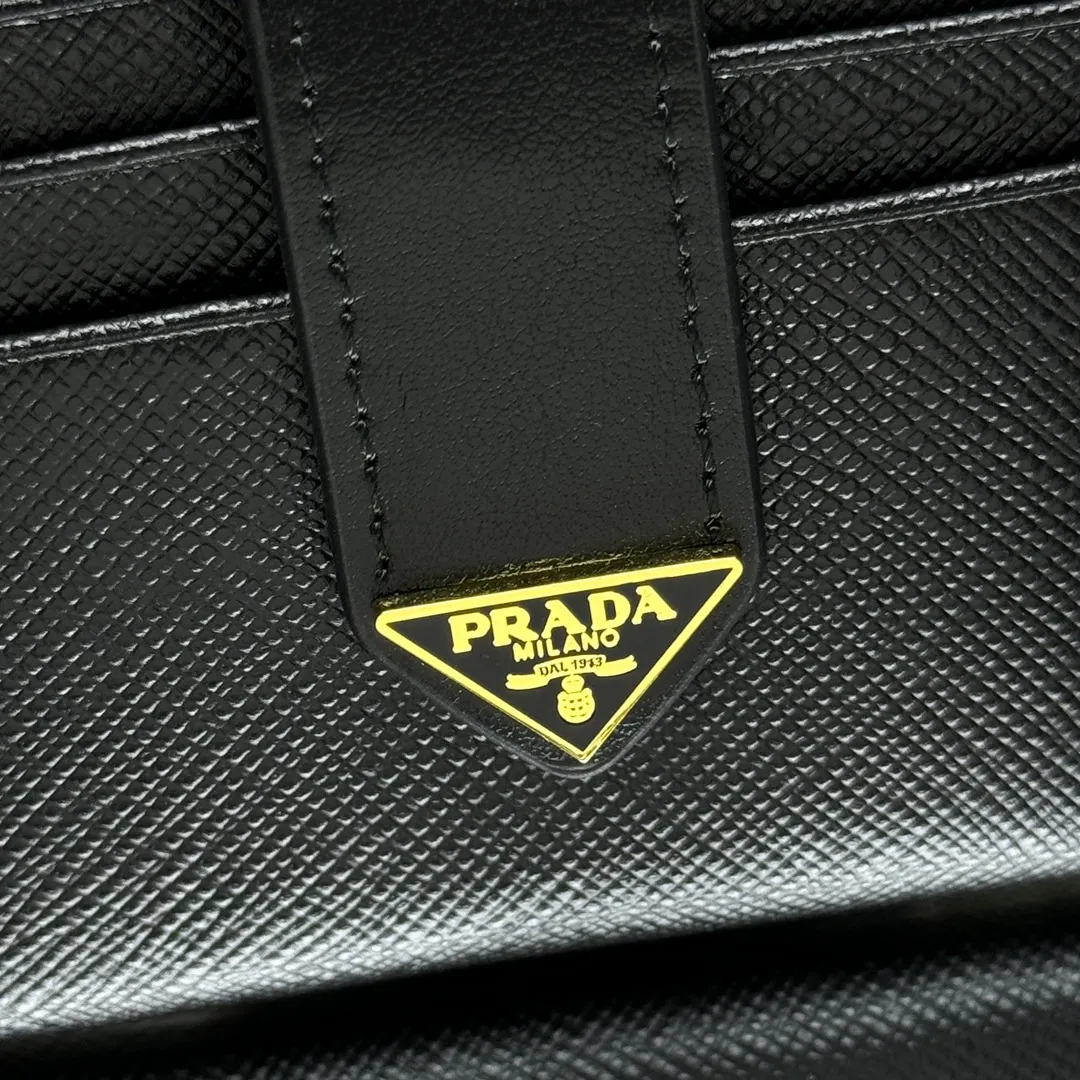 P440 [Top original order] PRADA's new wallet💼Classic, simple and fashionable, authentic development, model 1ML047, internal code 164 OEM code💋 This exquisite and gorgeous wallet is equipped with external card slots, with nine card slots inside and outside, and a bill compartment. The brand's iconic enameled metal triangle logo decorates the opening and closing, injecting a distinctive style into the simple design. It is a piece worth collecting. 🏅️🏅️🏅️Size: 10*8cm