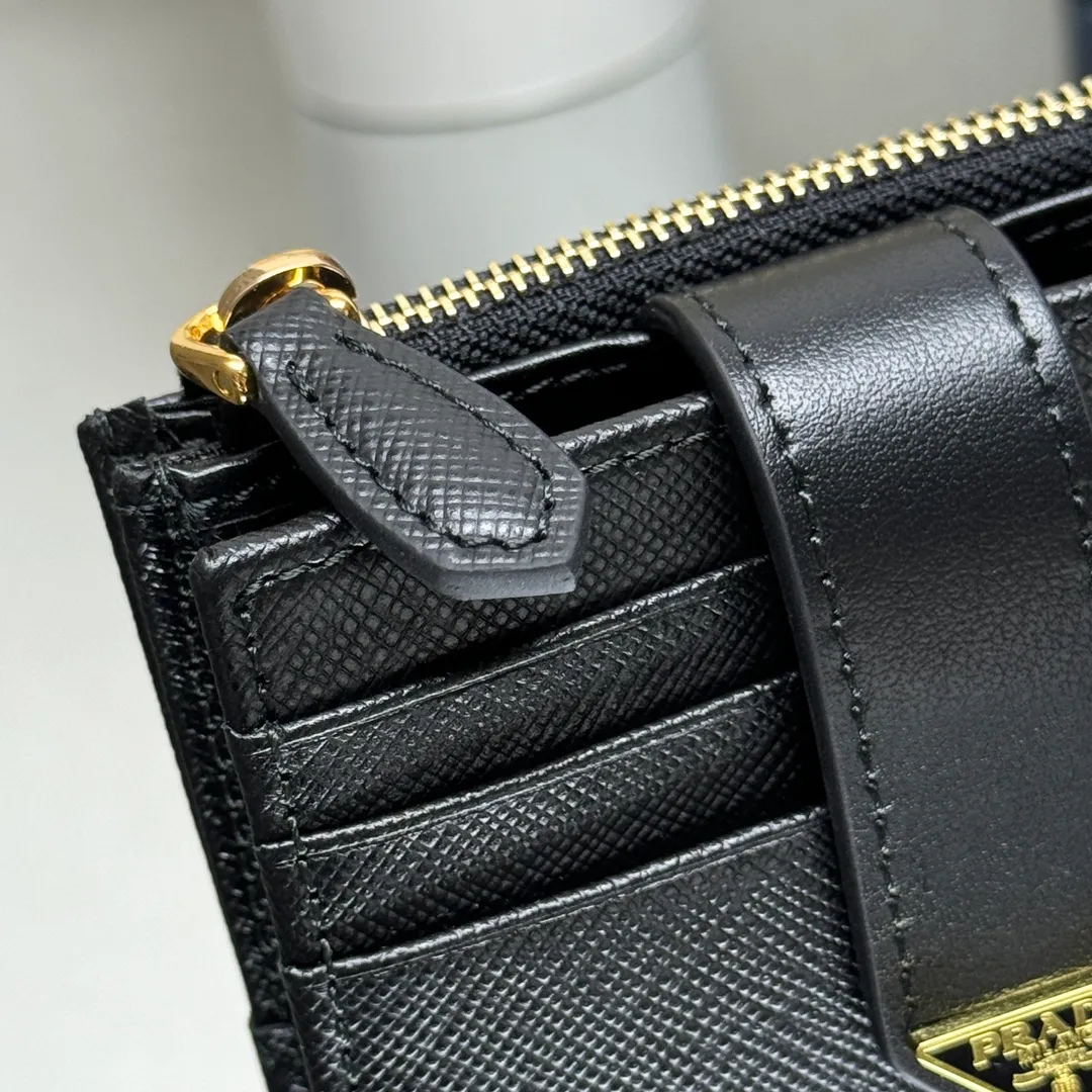 P440 [Top original order] PRADA's new wallet💼Classic, simple and fashionable, authentic development, model 1ML047, internal code 164 OEM code💋 This exquisite and gorgeous wallet is equipped with external card slots, with nine card slots inside and outside, and a bill compartment. The brand's iconic enameled metal triangle logo decorates the opening and closing, injecting a distinctive style into the simple design. It is a piece worth collecting. 🏅️🏅️🏅️Size: 10*8cm