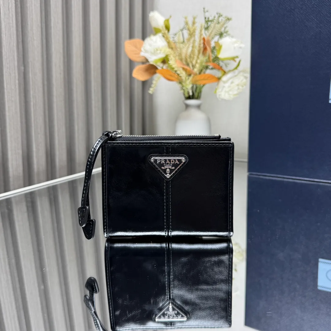 P440 [Top original order] PRADA's new short wallet 💼1ML050, internal code 164 OEM code ✨ This leather wallet is embellished with an enamel metal triangle logo, with a sleek and elegant design. The wallet has simple lines and features zippered coin compartments, bill compartments and card slots. The interior of this style is designed with six card slots, two inner pockets, and a bill compartment. to ensure that personal belongings are safe and secure. It is a piece worth collecting. 🏅️🏅️🏅️Size: 11.5*8.5cm